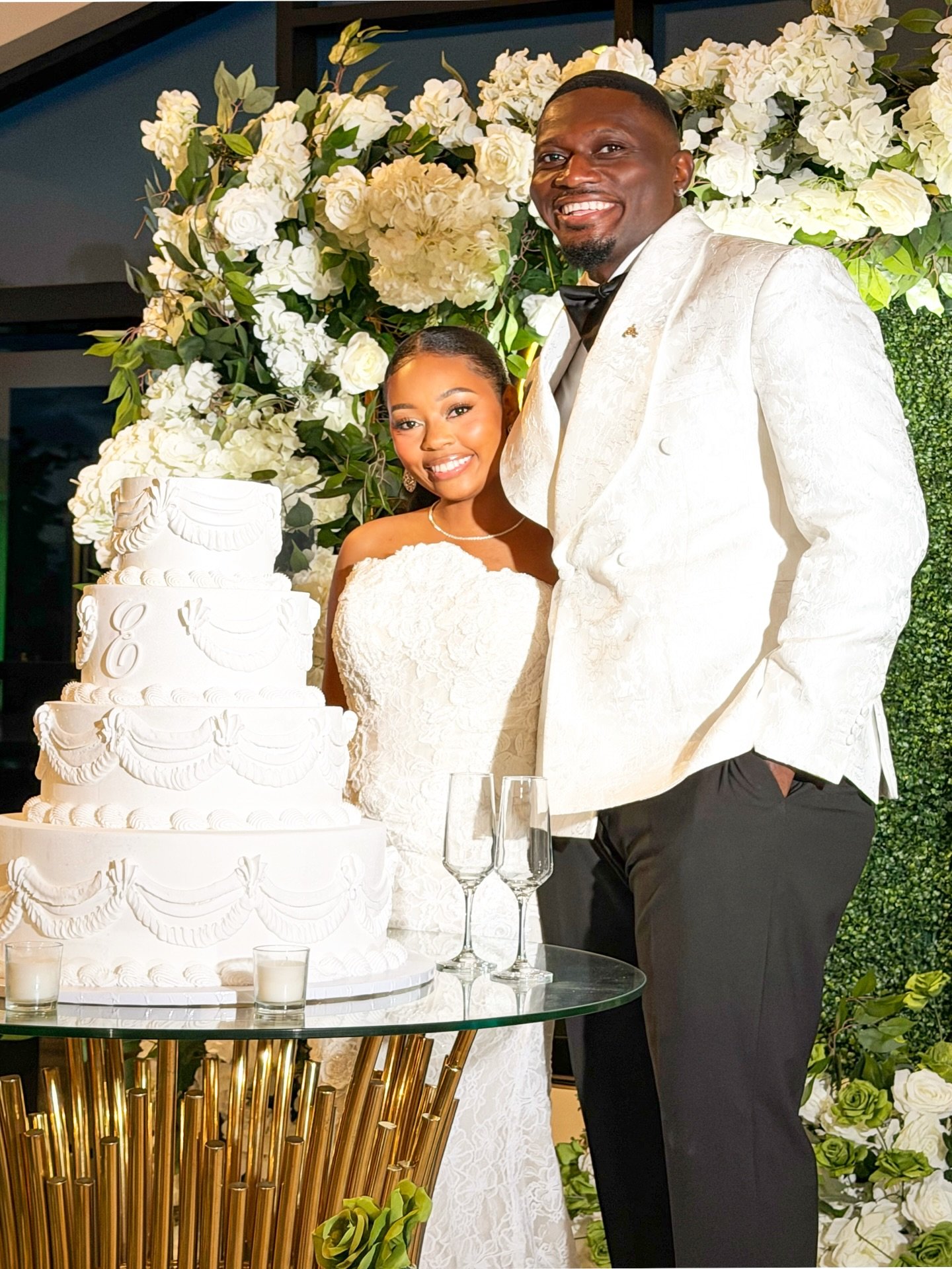 So honored to bring this vision to life for the sweetest couple 🥂🤍

#weddingcake #houstonweddings #houstonbaker #foreverandede