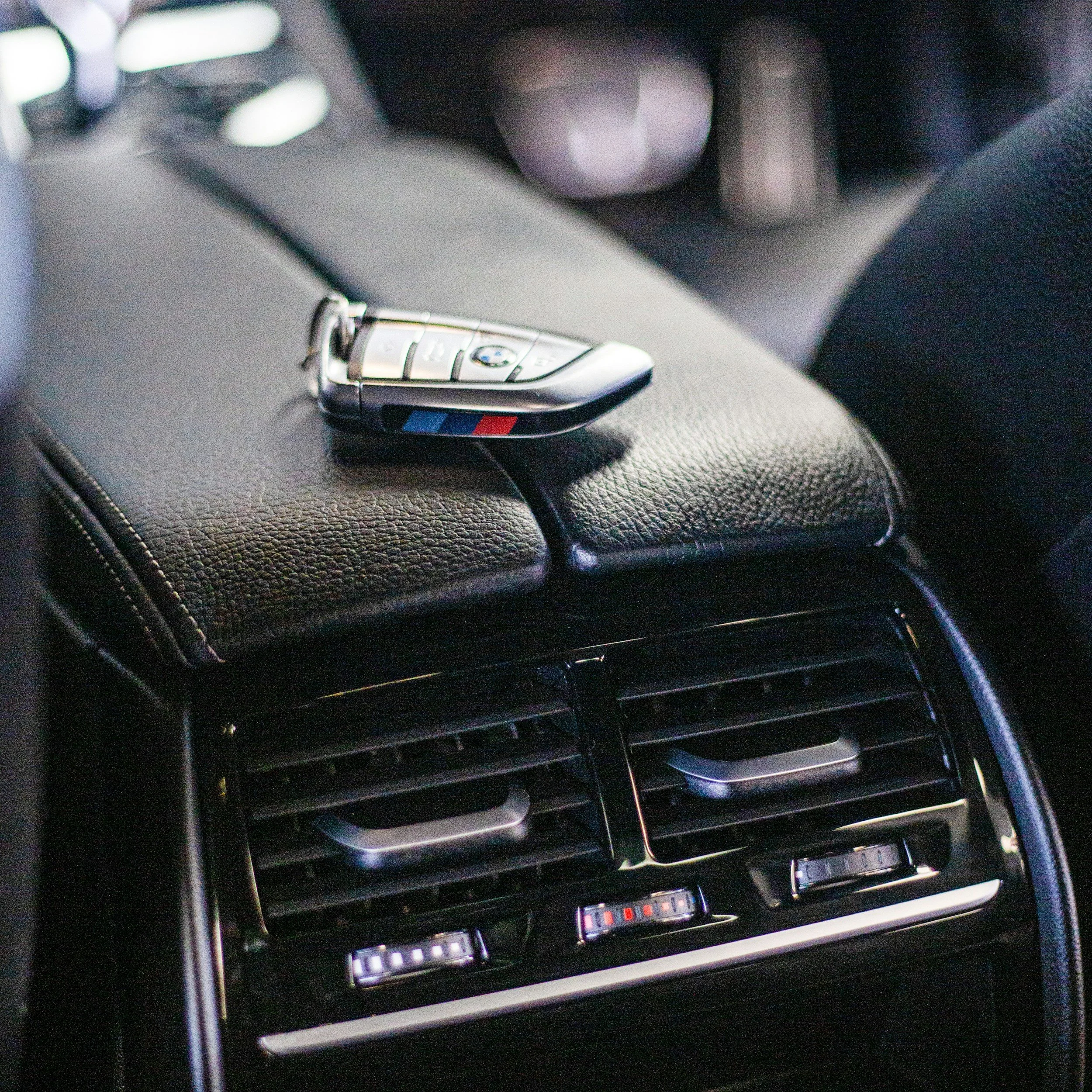 Autoschlüssel verloren oder defekt? Wir codieren, fräsen und programmieren direkt bei Ihnen vor Ort. Sorgenfrei weiterfahren dank mobilem Premium-Service direkt vor Ihrer Haustür.