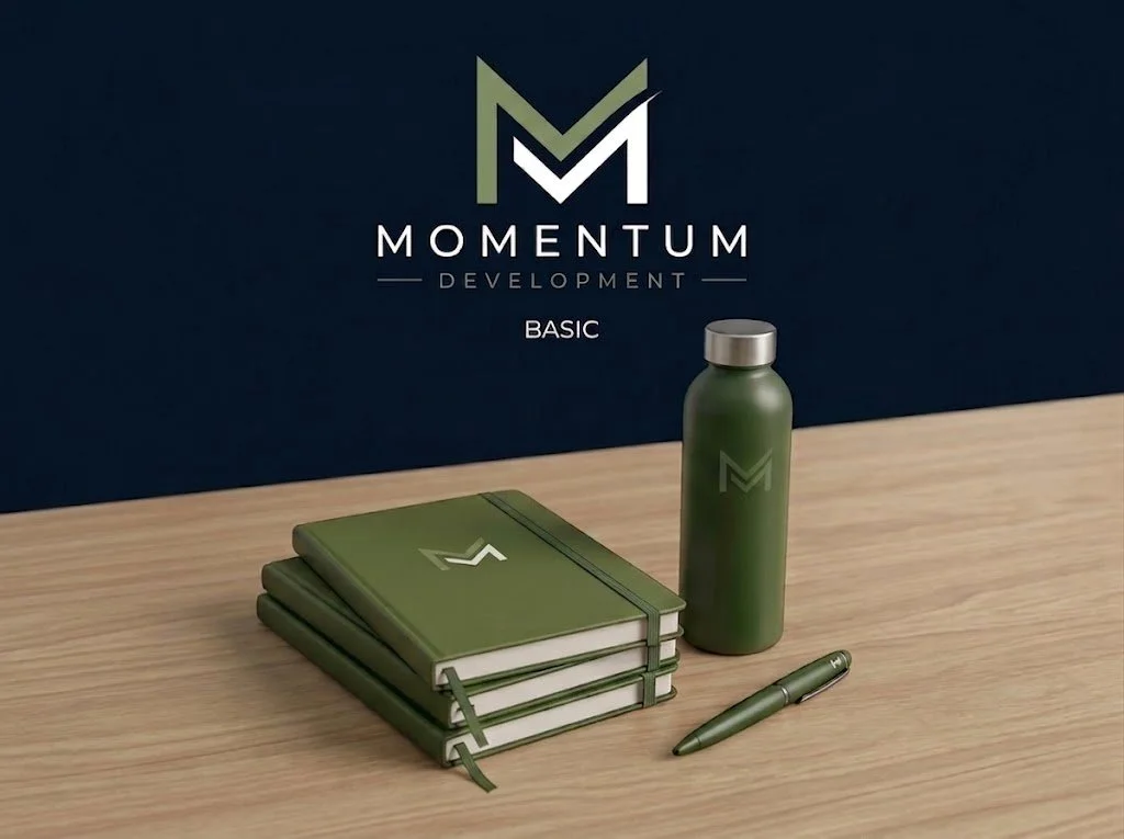 Et grønt vannflaske, tre grønne notatbøker med bokmerker, en grønn penn, og en bakgrunn med logoen til Momentum Development på en mørk vegg.