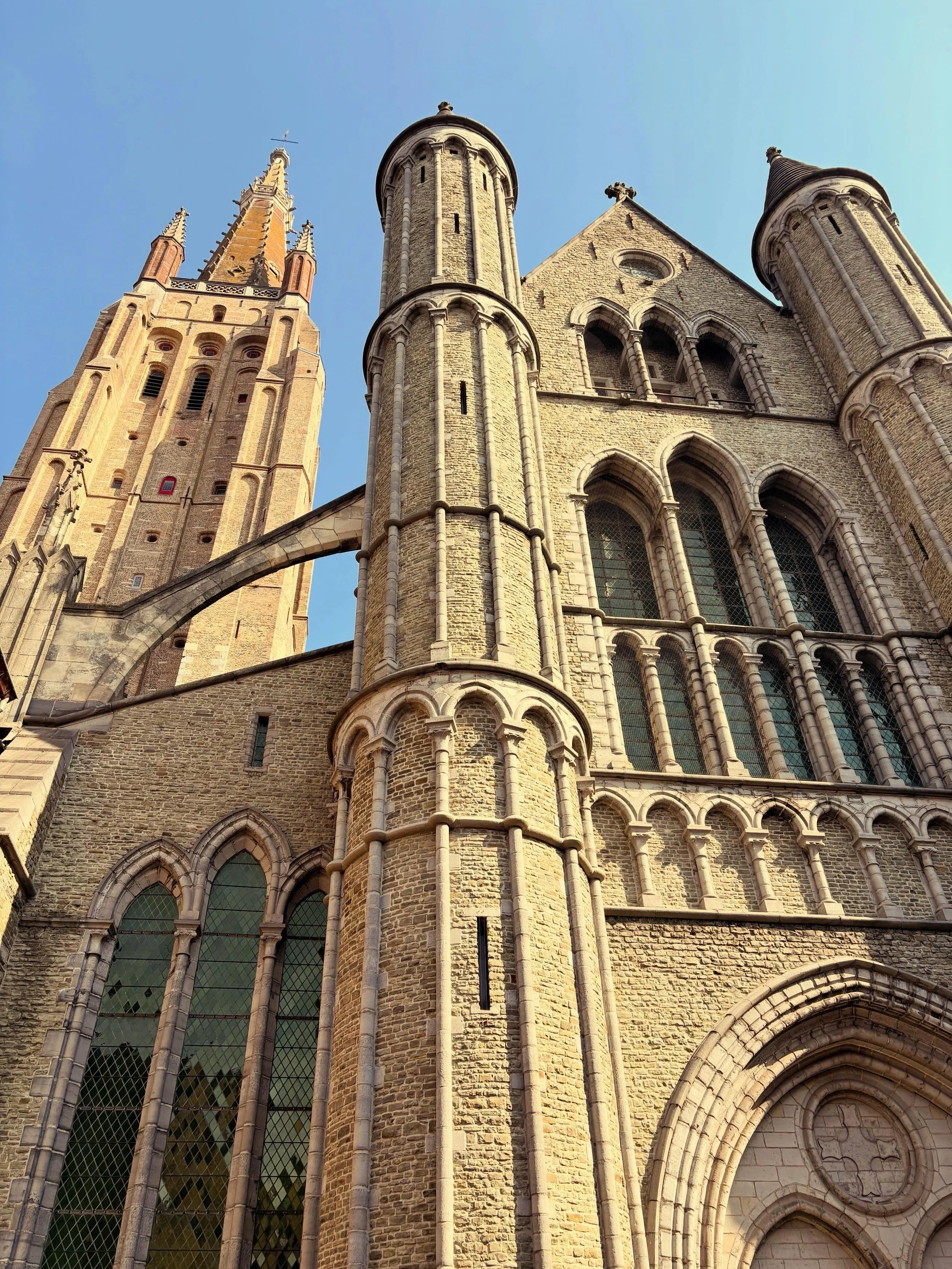A quick stop, but Bruges completely stole our hearts! ☀️ Between the beautiful weather and the incredibly charming canals, this city feels like stepping into a fairytale. Capping off a perfect afternoon of exploring with an authentic Belgian beer bef