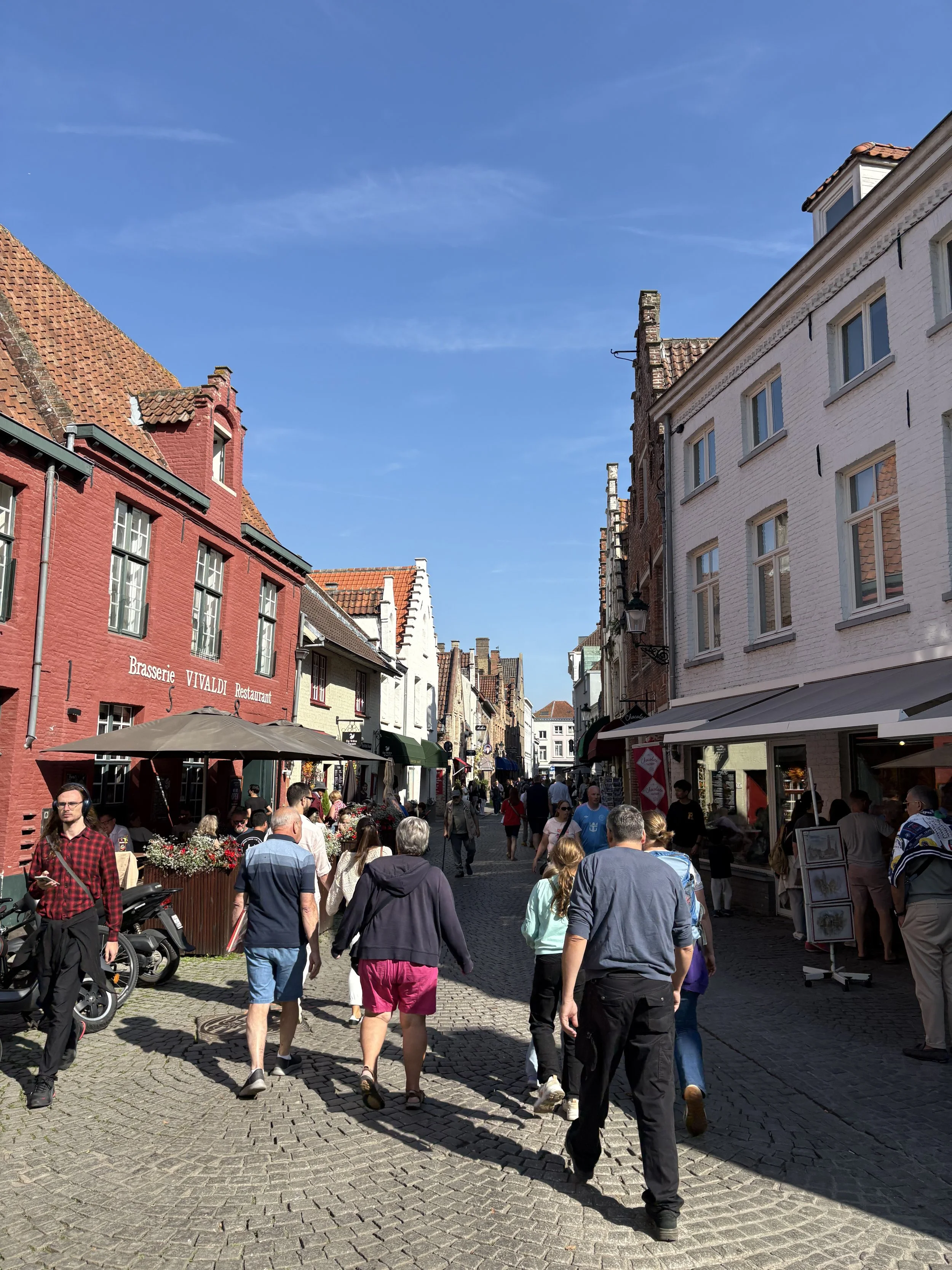 Wijngaardstraat, shopping, souvenirs and restaurants