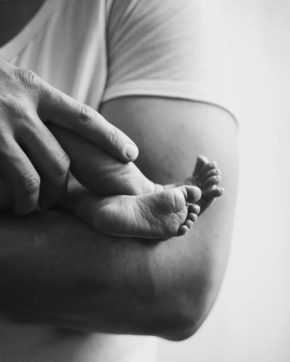 Father holding his newborn baby, reflecting the tender family support at the heart of Soléa Doula Care.
