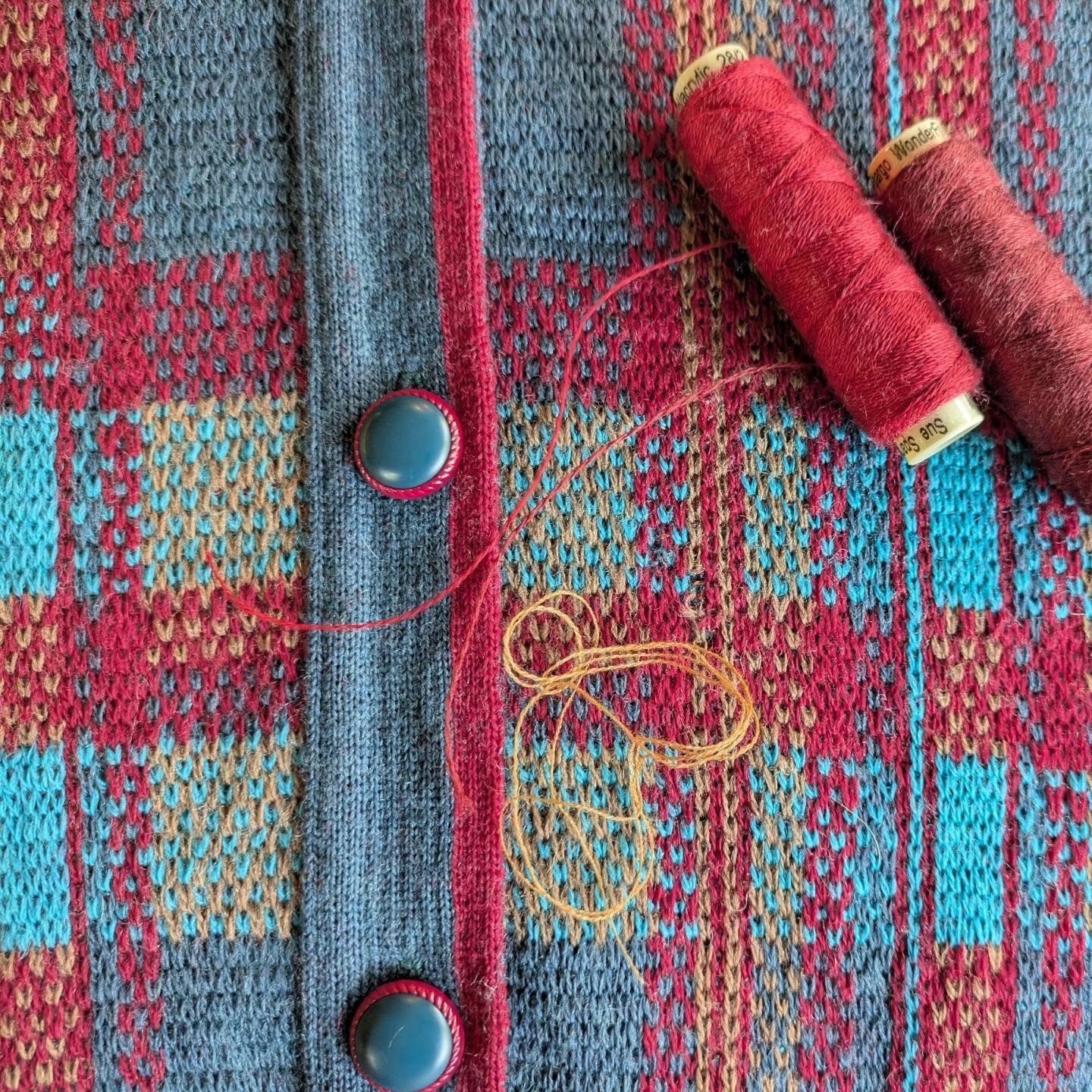 😌 Satisfying color matches 💙❤️🤎

Thanks to @seattle_public_utilities for awarding Seattle Sweater Repair with a mini grant to purchase the lovely turquoise wool used to repair this @pendletonwm cardigan. (Swipe to see)

Mending clothes keeps them 