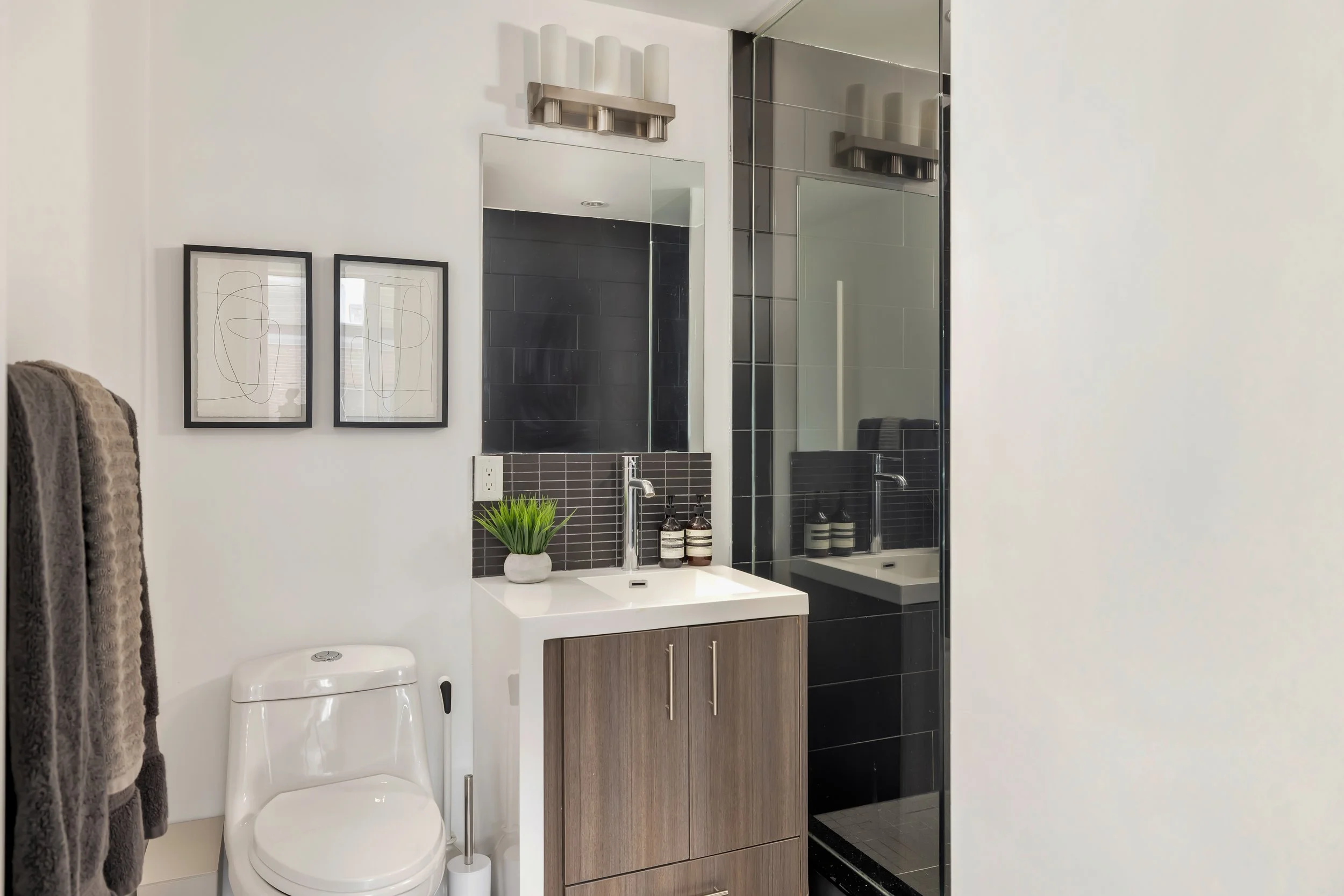 207B Manning Ave-39.jpg