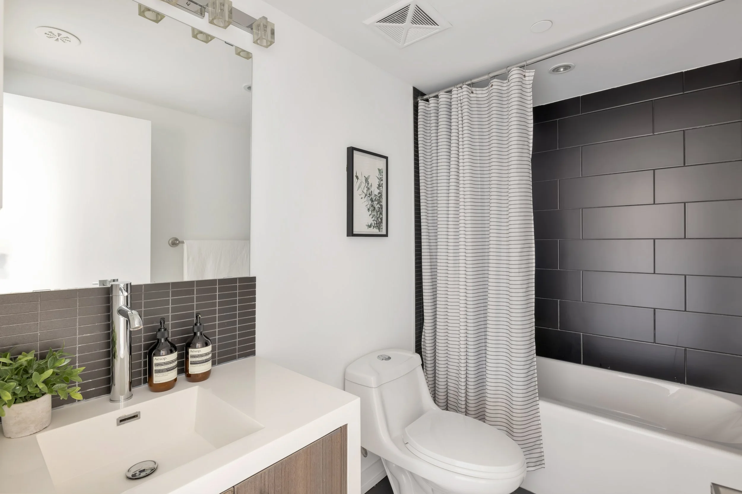 207B Manning Ave-51.jpg