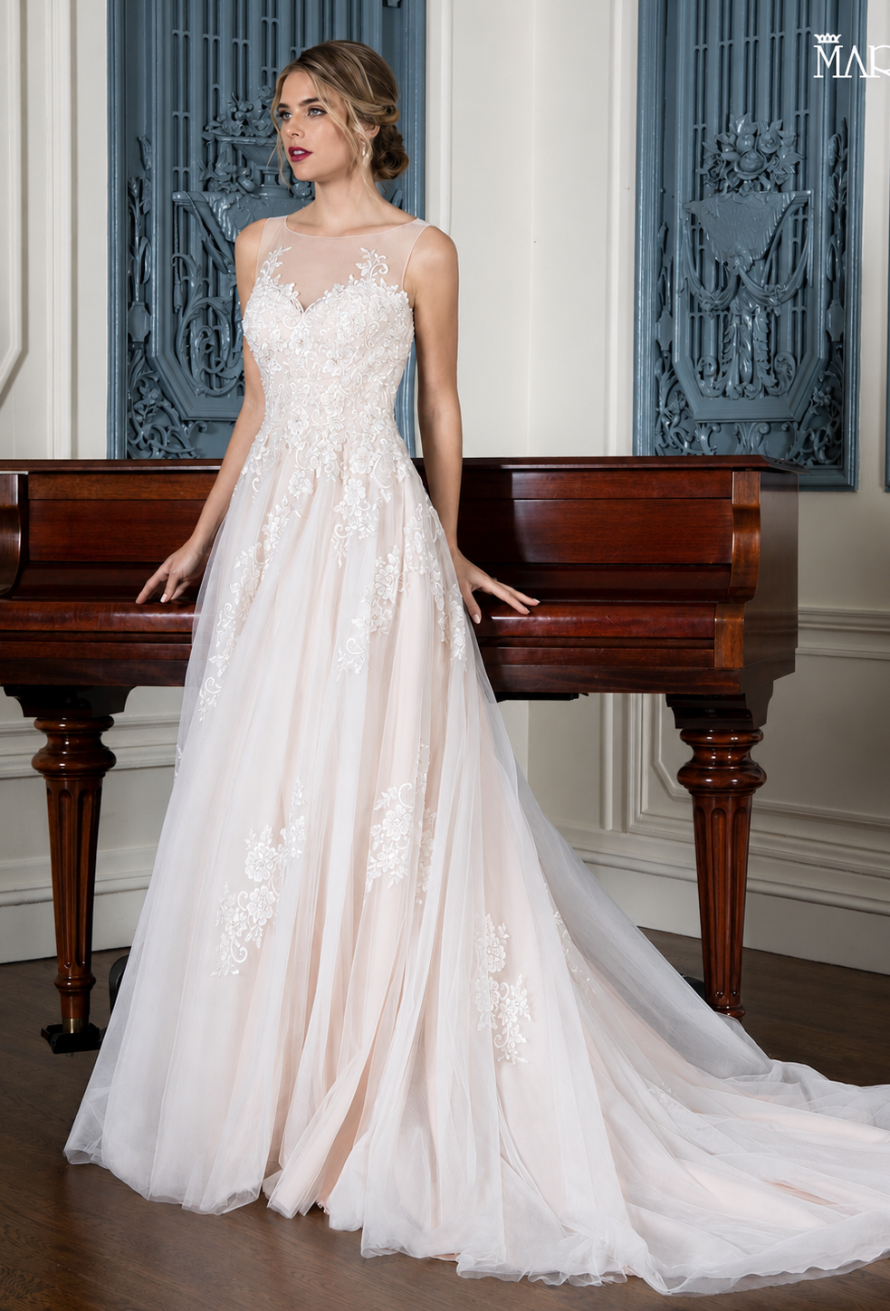 MB3005
Color: Ivory/blush
Size 6