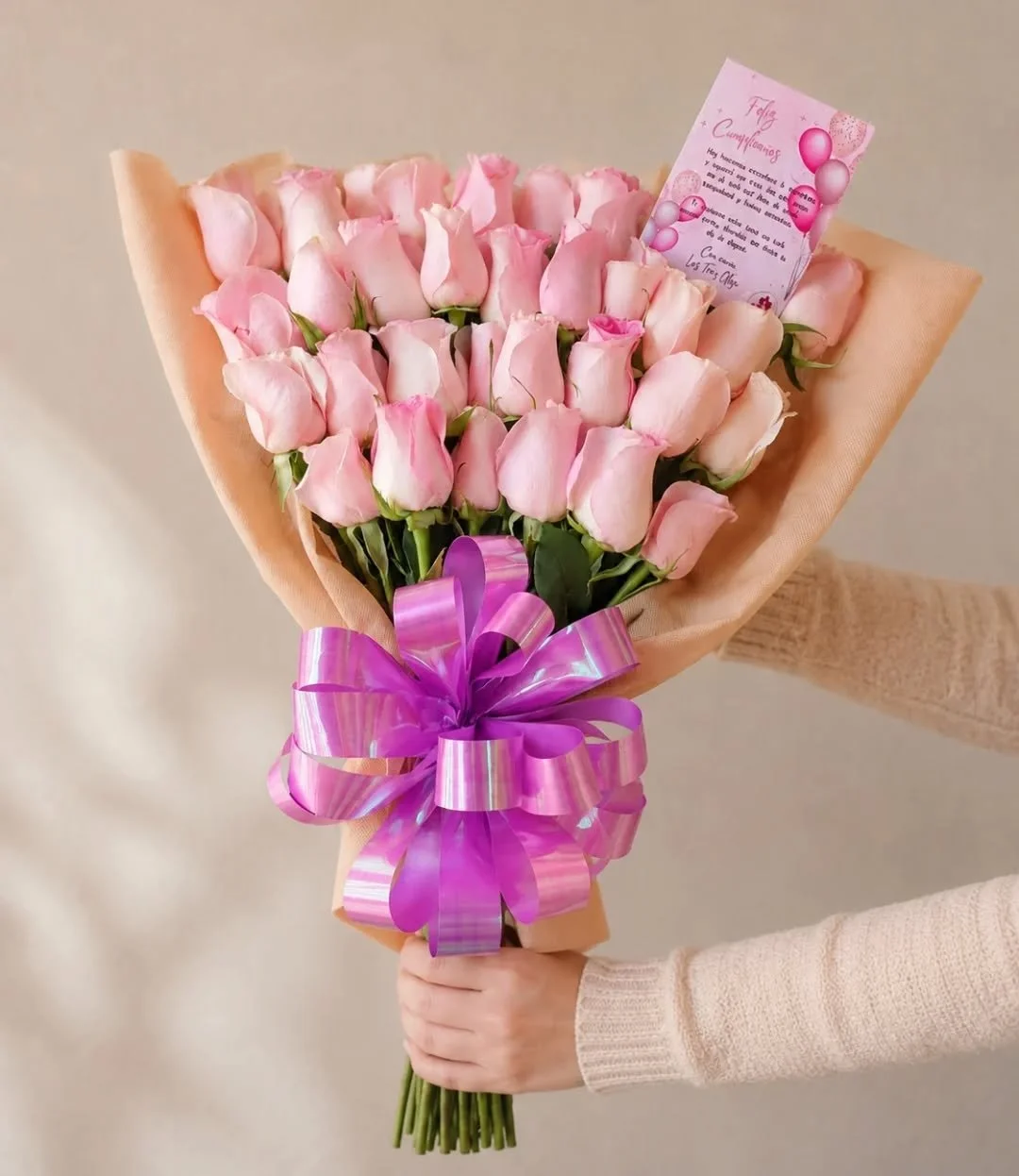El color que est&aacute; conquistando este mes. 🌸✨
​Las rosas rosadas son el s&iacute;mbolo indiscutible de admiraci&oacute;n, dulzura y elegancia. Este dise&ntilde;o voluminoso ha sido el gran favorito de nuestros clientes durante estos d&iacute;as