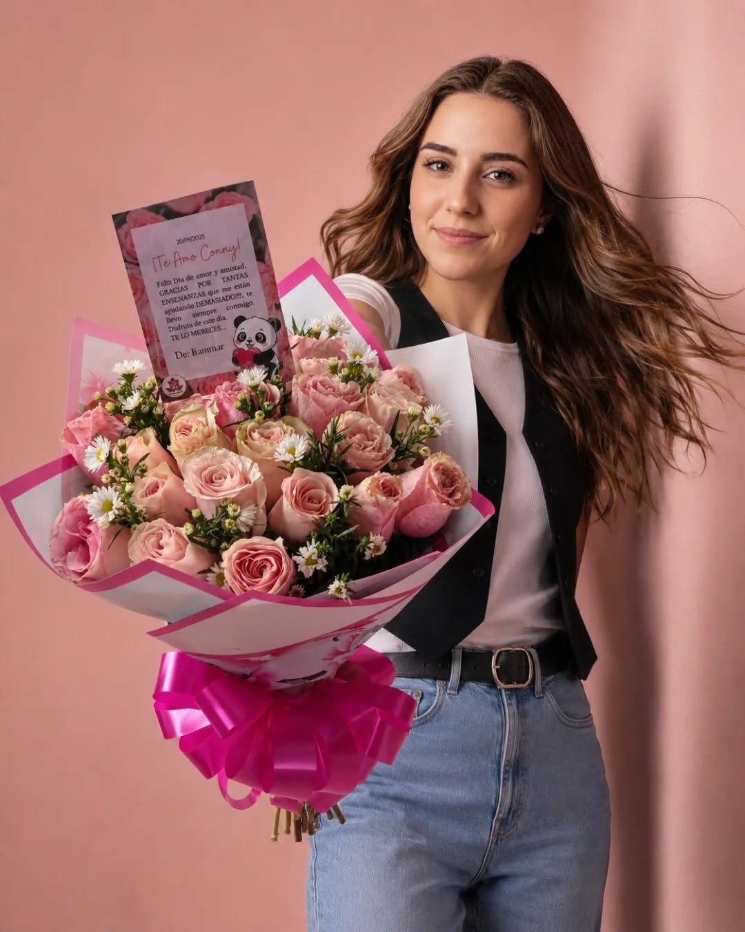 La belleza habla por s&iacute; sola. 🌸✨
​Este espectacular dise&ntilde;o en tonos rosados est&aacute; creado para robar miradas. Nos enfocamos en el arte floral premium: flores frescas, follaje delicado y una estructura voluminosa que resalta la ele