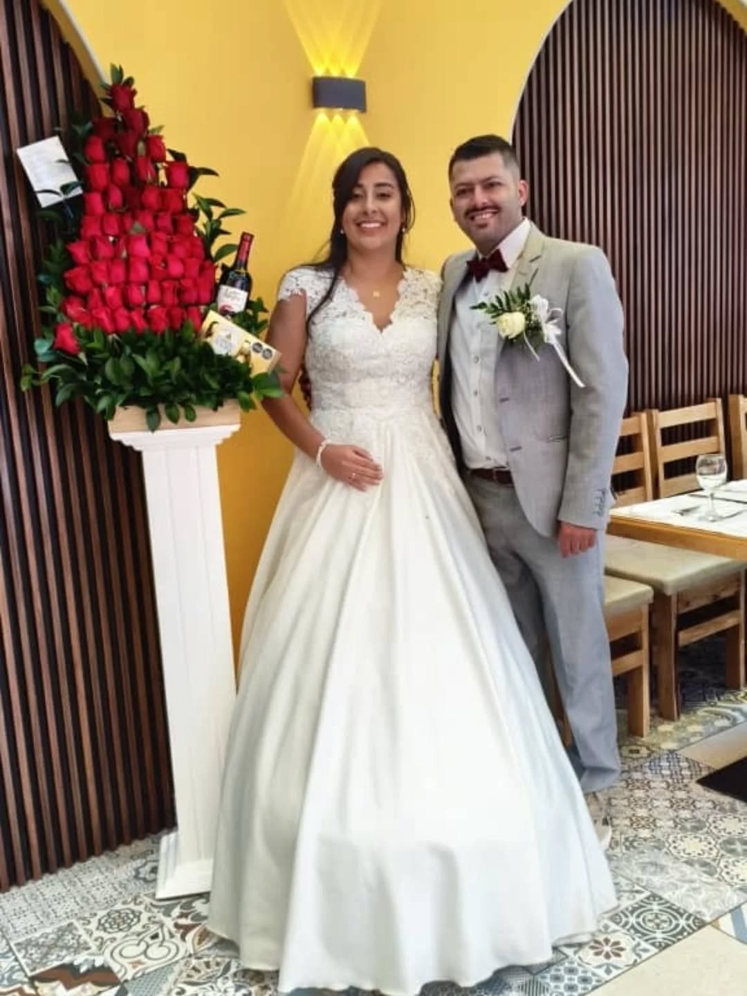 "Rosas, vino y chocolates...
 
&iexcl;la combinaci&oacute;n perfecta para celebrar un matrimonio! ✨ #RegaloOriginal"