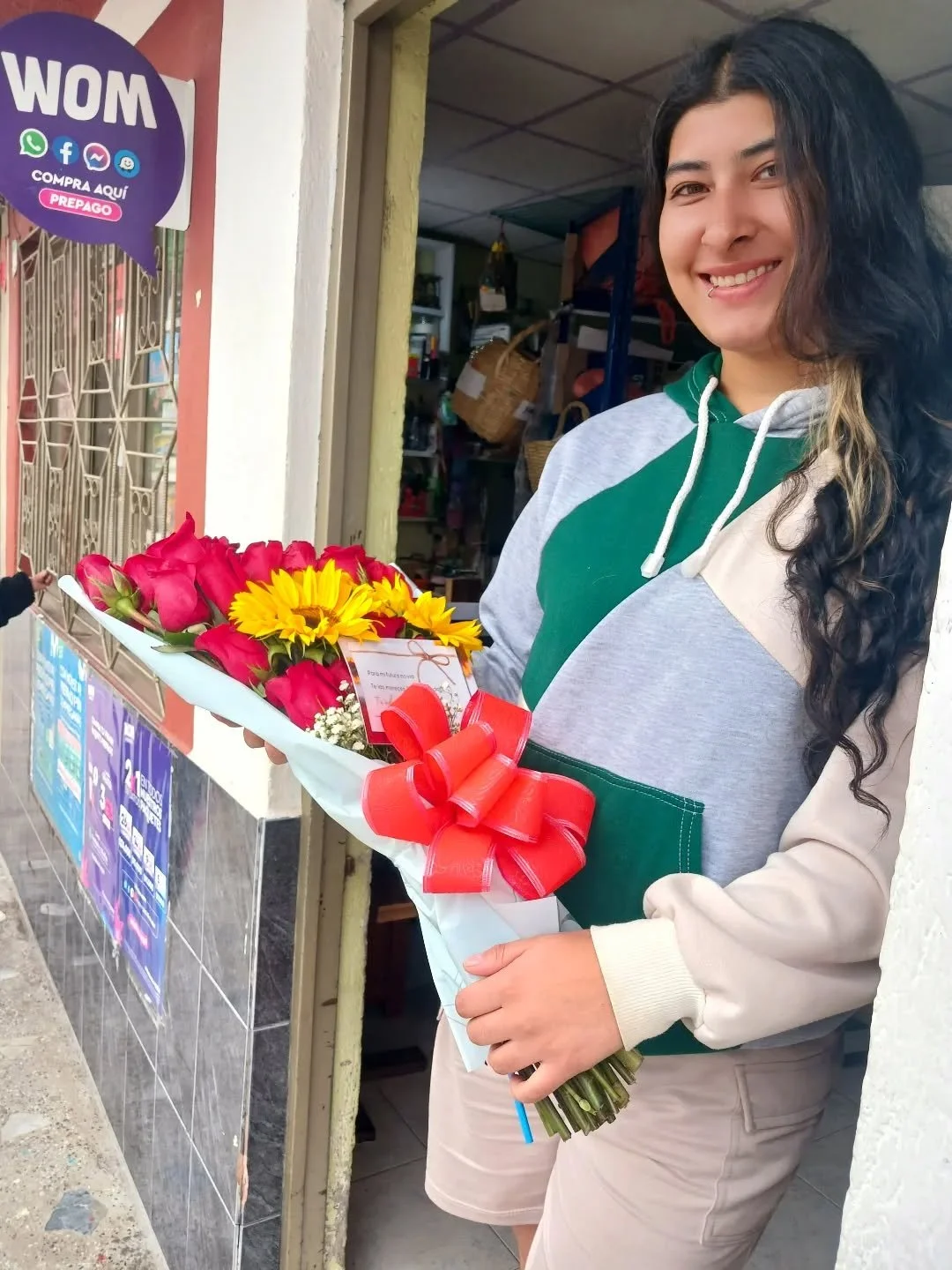 Esa mirada,esa sonrisa... vale cada esfuerzo. ❤️ Verla feliz es el mejor regalo. #HacerlaFeliz#Emoci&oacute;n #Detalles #Amor #ipiales #floristeriacatleyaipiales #floristeriaipiales