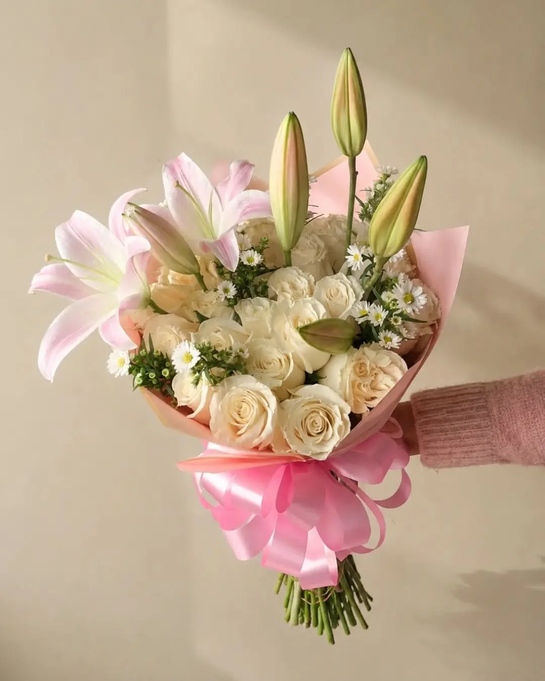 🌸 Volvimos a florecer 🌸

Un dise&ntilde;o delicado y elegante que combina rosas en tonos marfil, lirios rosados y peque&ntilde;os detalles blancos. Una composici&oacute;n creada para celebrar el amor, la gratitud y esos momentos que merecen recorda