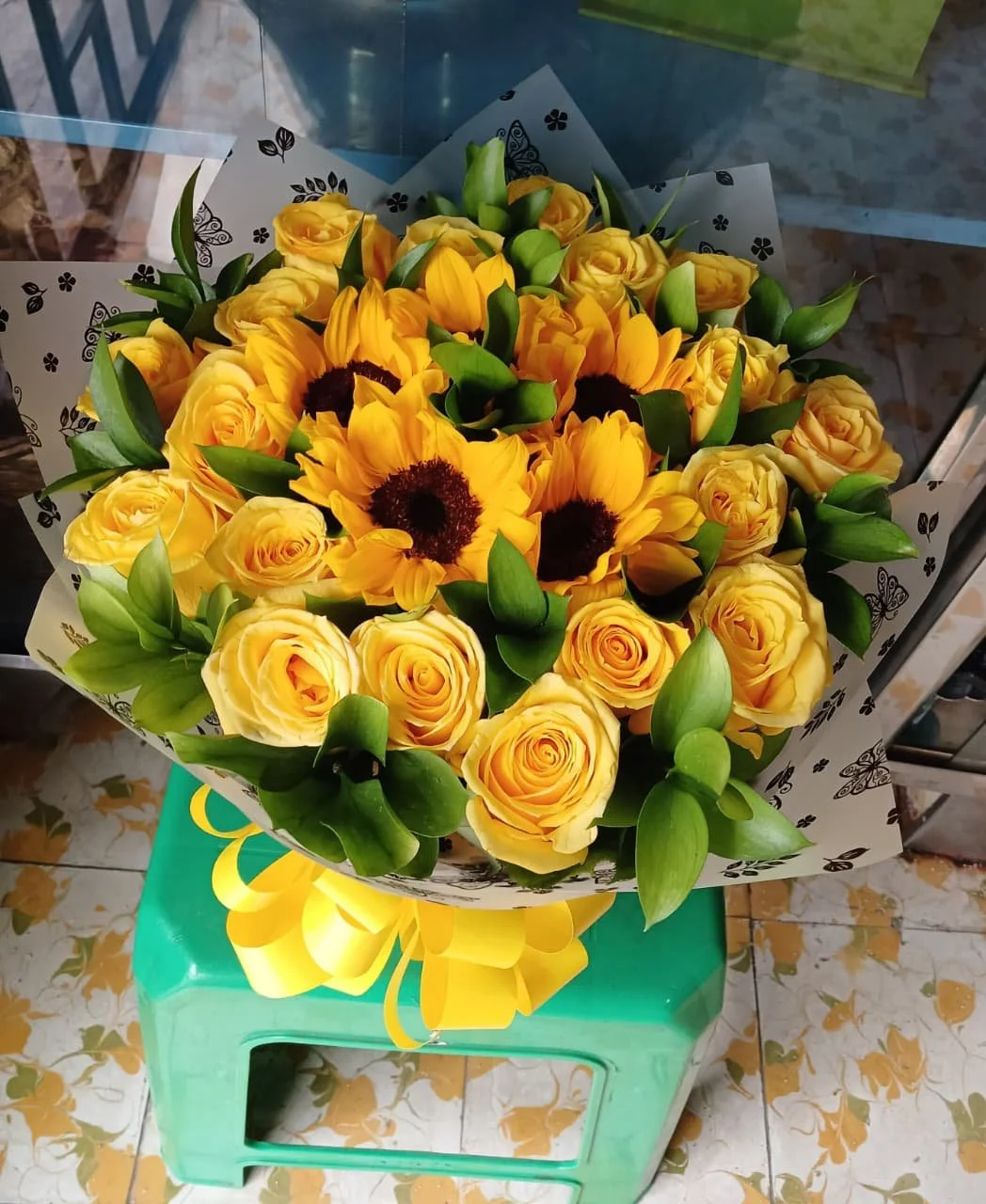 boutquet de rosas amarillas y efecto montecasino de cantidad de 19 rosas y 5 girasoles.jpeg