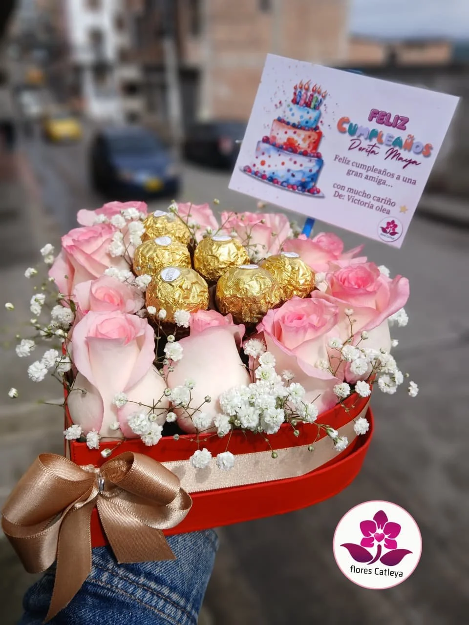 caja-corazon-rojo-rosas-rosadas-chocolates-ferrero-ipiales.jpeg