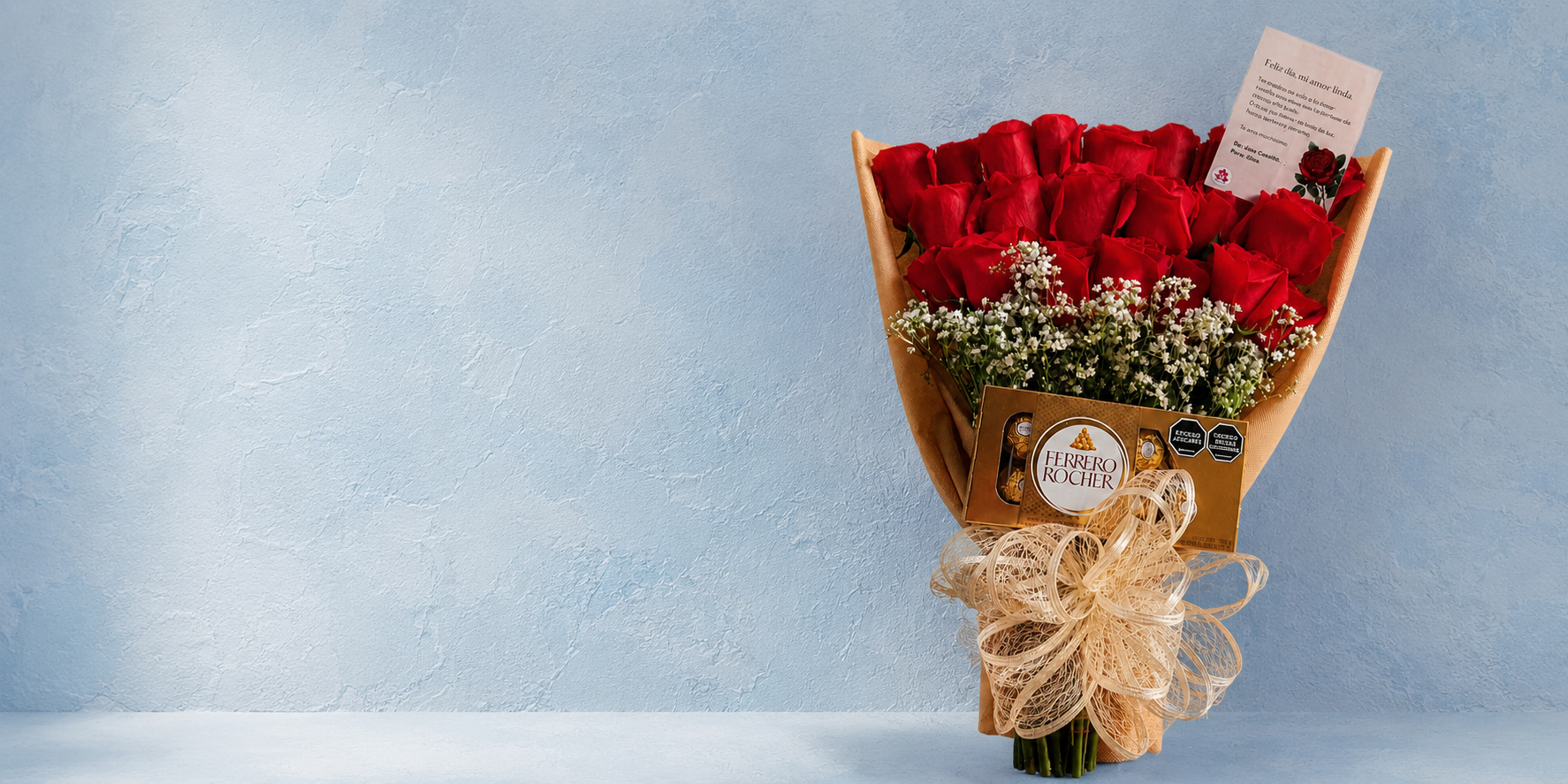 Ramo de rosas rojas con una nota, chocolates Ferrero Rocher y cinta decorativa en un fondo de pared azul