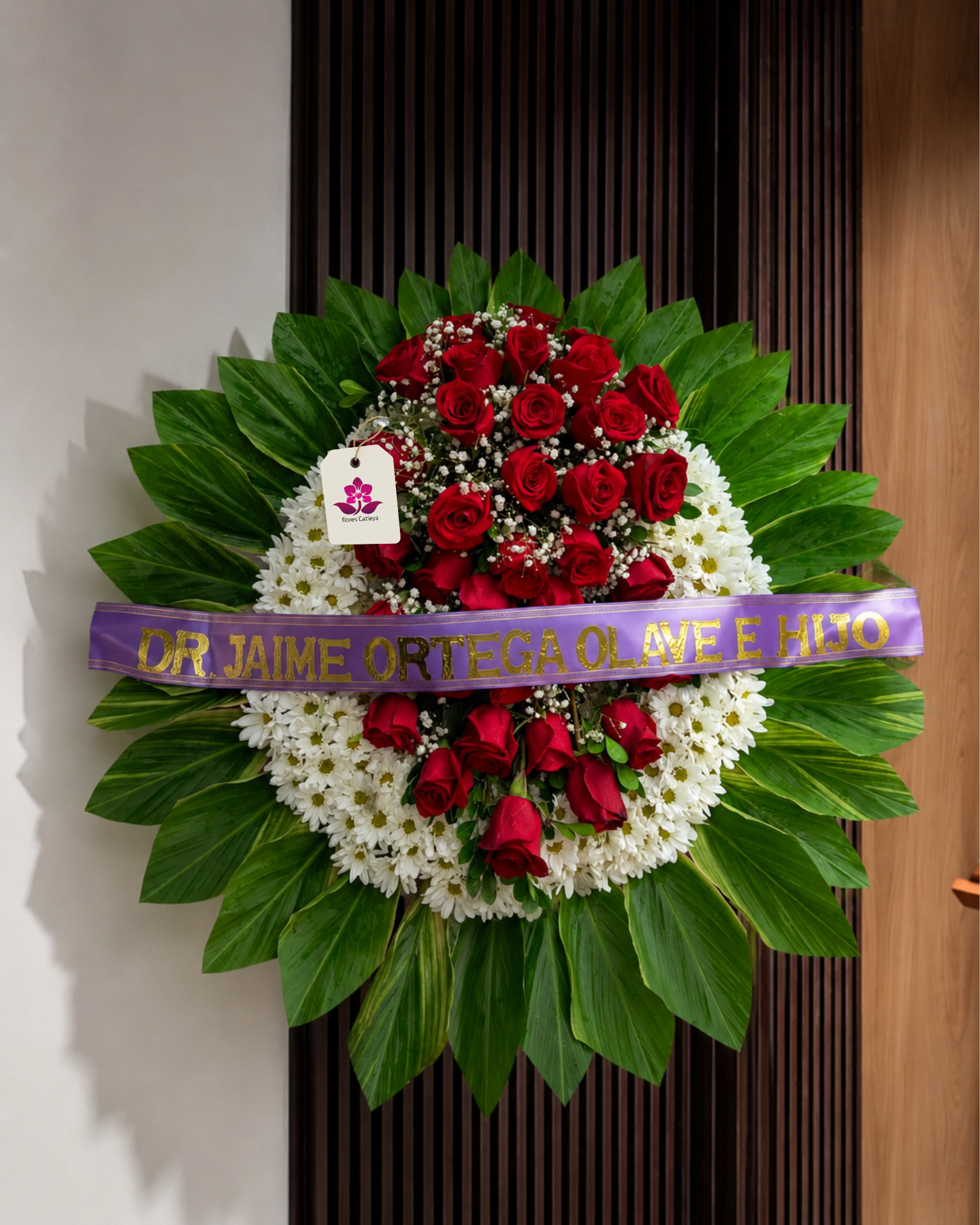 corona-funebre-rosas-rojas-blancas-flores-catleya-ipiales.png