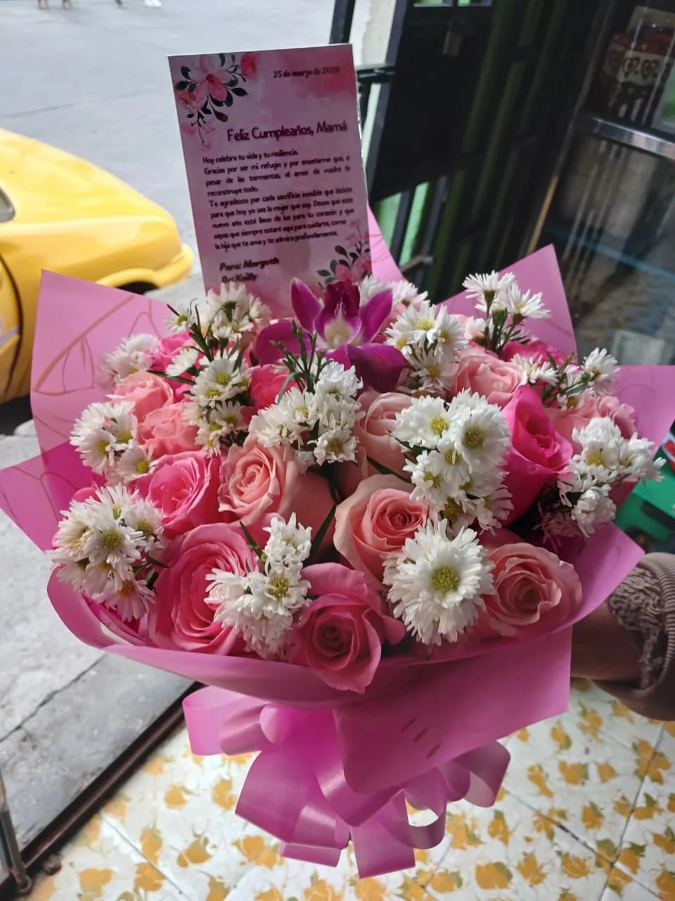 boutquet de rosas rosadas y efecto montecasino papel rosado.jpeg
