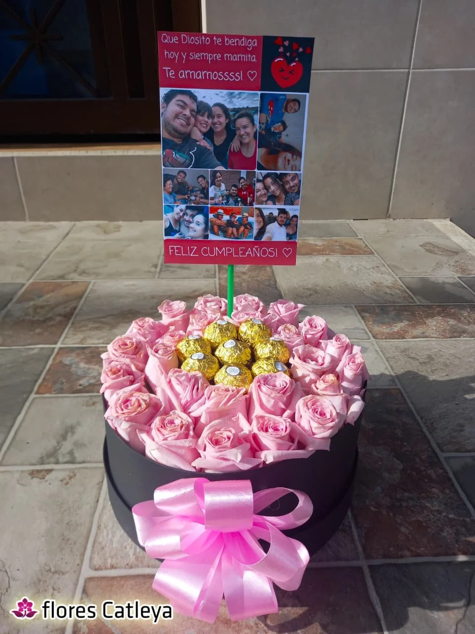 caja negra redonda con rosas rosadas y ferrero.jpeg