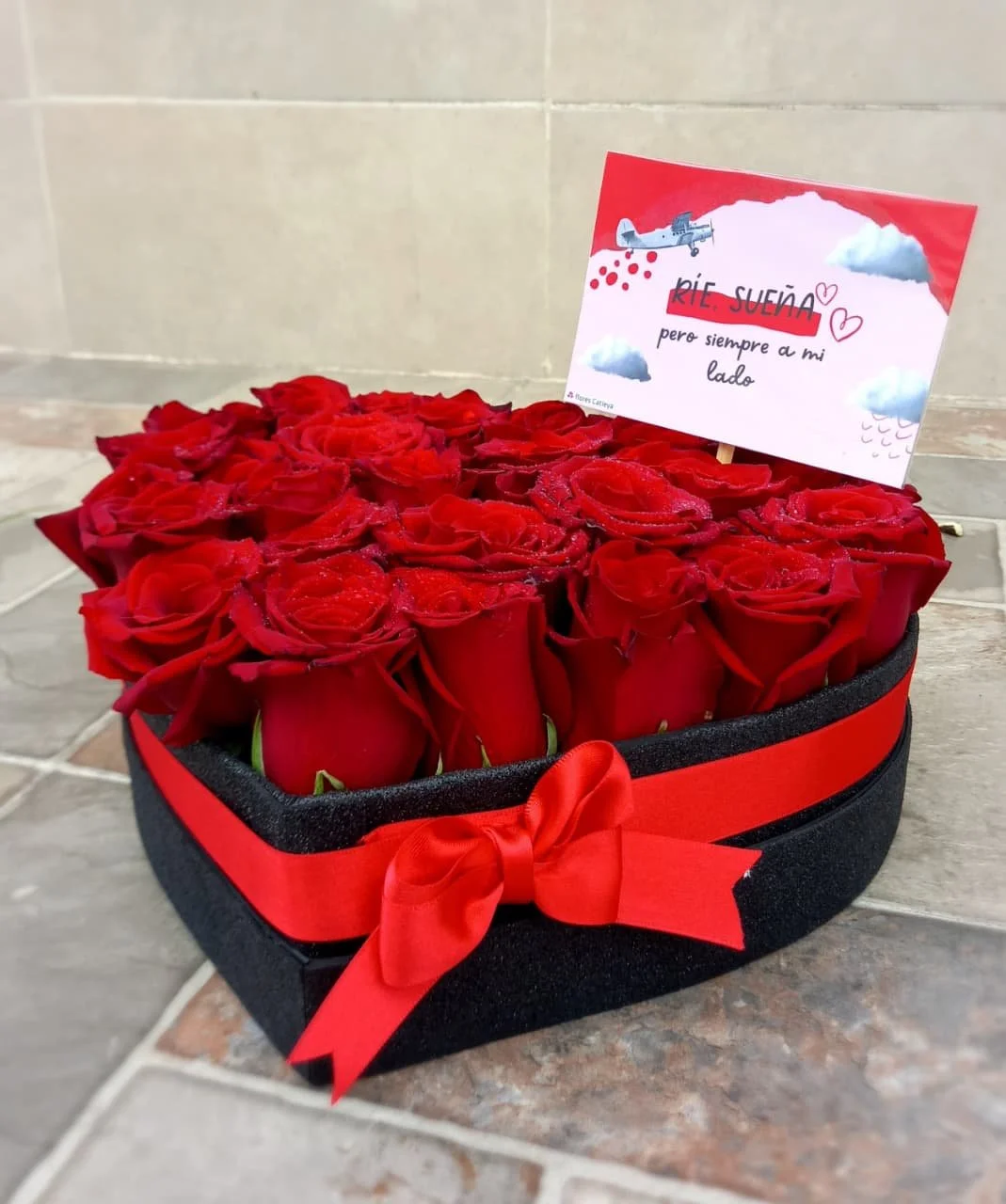 caja corazon negra de 20 rosas rojas .jpeg