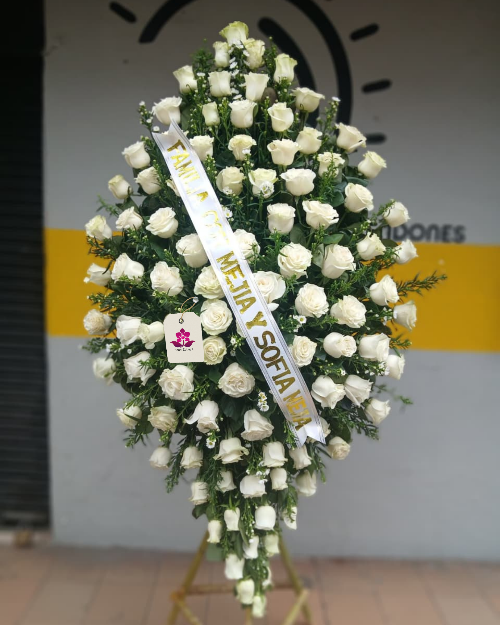 Pedestal Fúnebre "Honra Eterna" - Arreglo Floral de Rosas