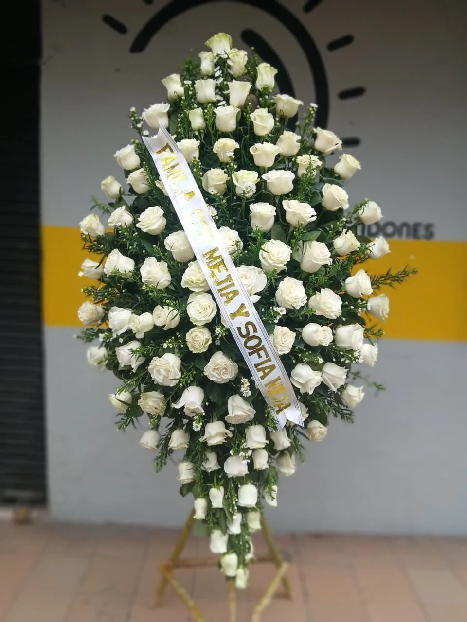 Paz y Serenidad: rosas blancas para transmitir calma y profundo respeto en momentos de duelo.