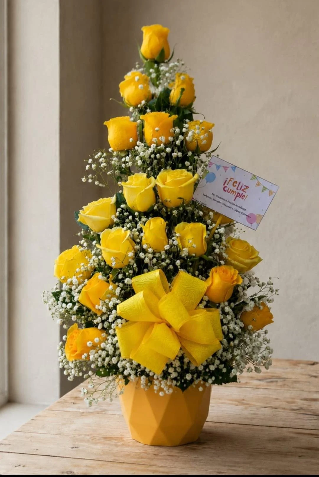 Colección Aurum ramo vibrante linea corporativa de 19 rosas amarillas, efecto de yitso, base geometrica amarilla en ipiales nariño.jpeg