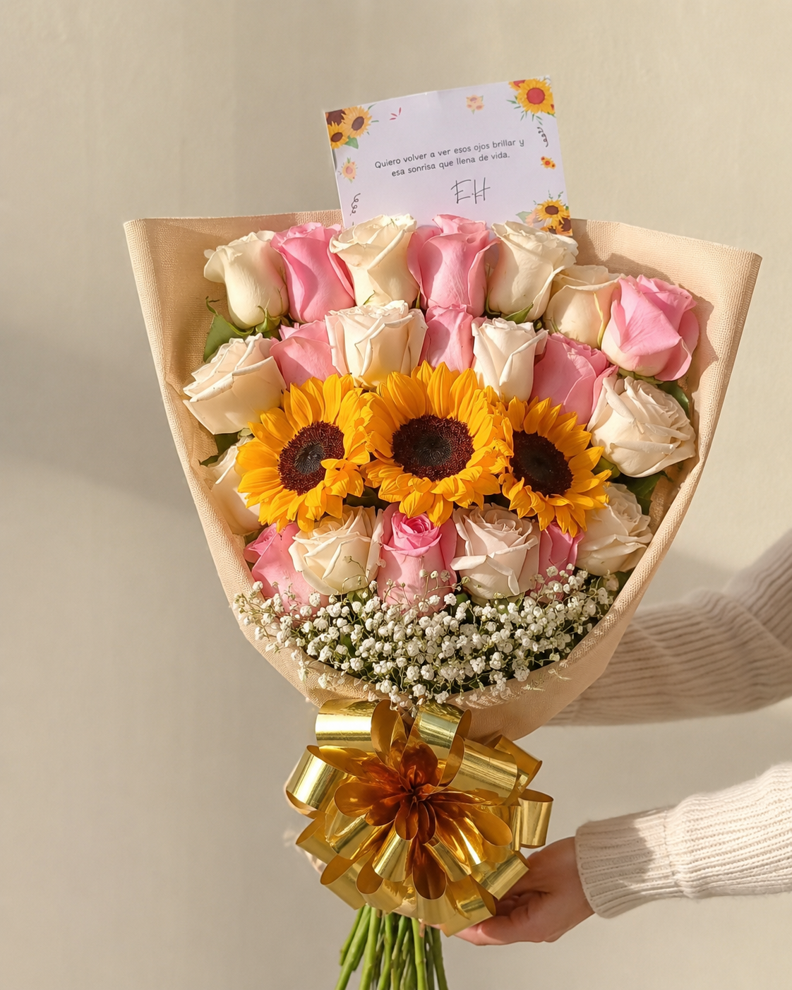 detalle-ramo-rosas-pastel-girasoles-tarjeta-ipiales.png