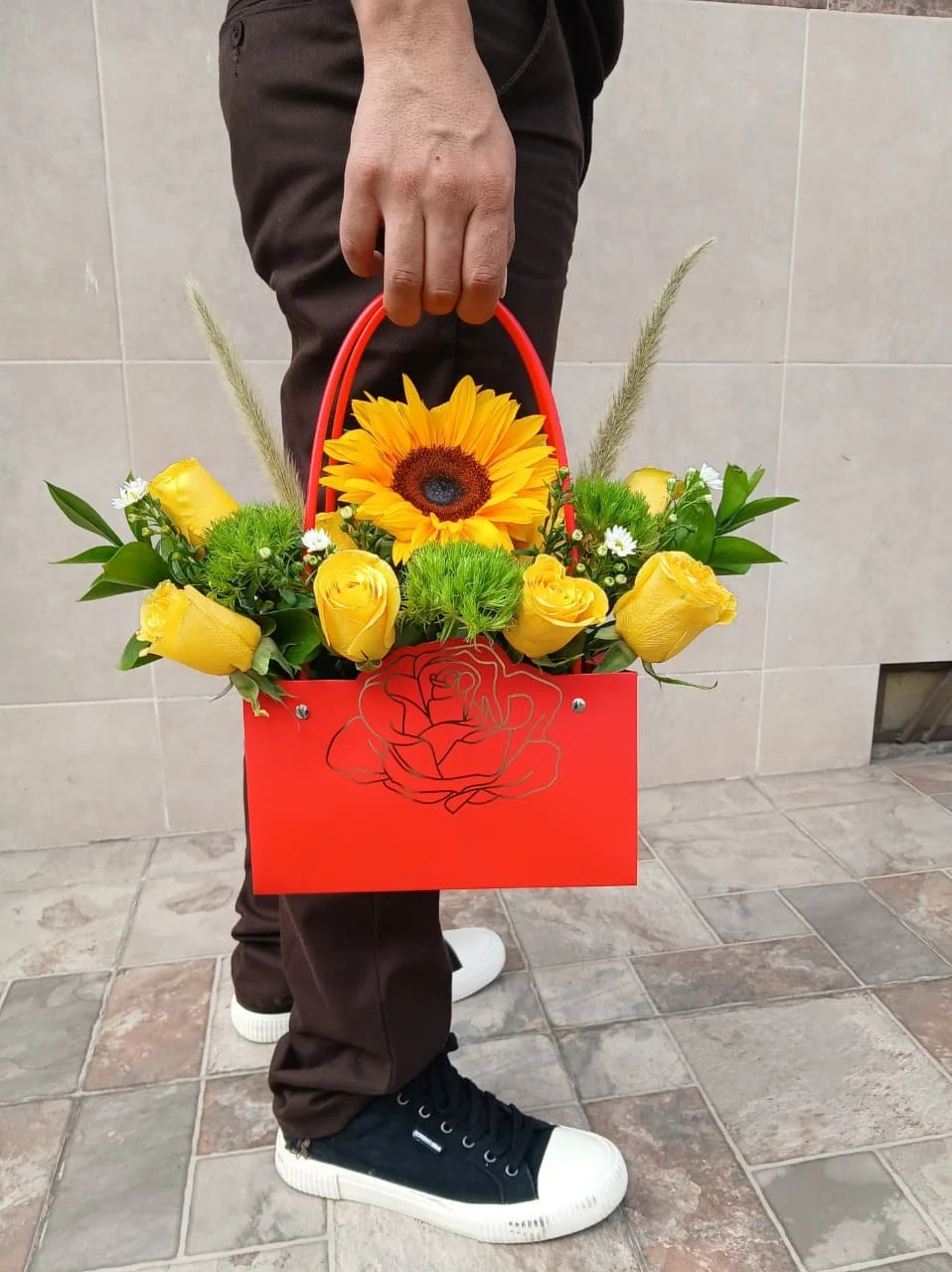 regalo-flores-amarillas-bolso-mano-domicilio-ipiales-catleya.jpeg