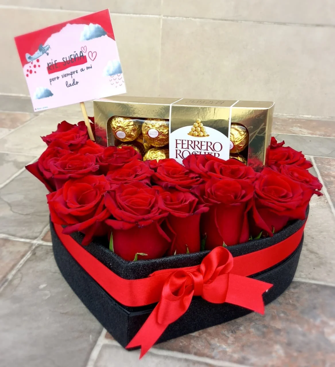 corazon de rosas rojas y caja ferrero.jpeg