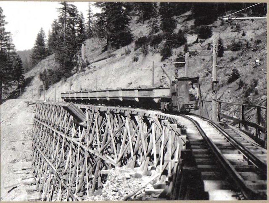 Superior Electric Railroad brings ore from Engels Mine to Superior Mill