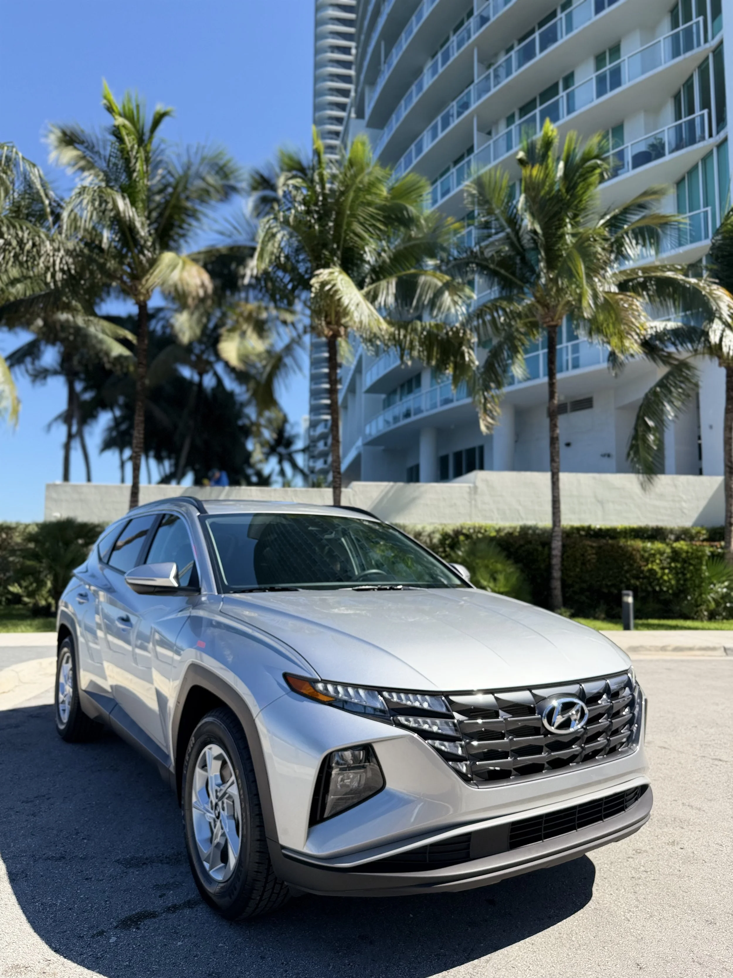 Silver Hyundai Tucson 2023 SEL available for rent in Miami with airport pickup and flexible booking options. Hyundai Tucson 2023 SEL color gris disponible para alquiler en Miami con entrega en aeropuerto y opciones de reserva flexibles.