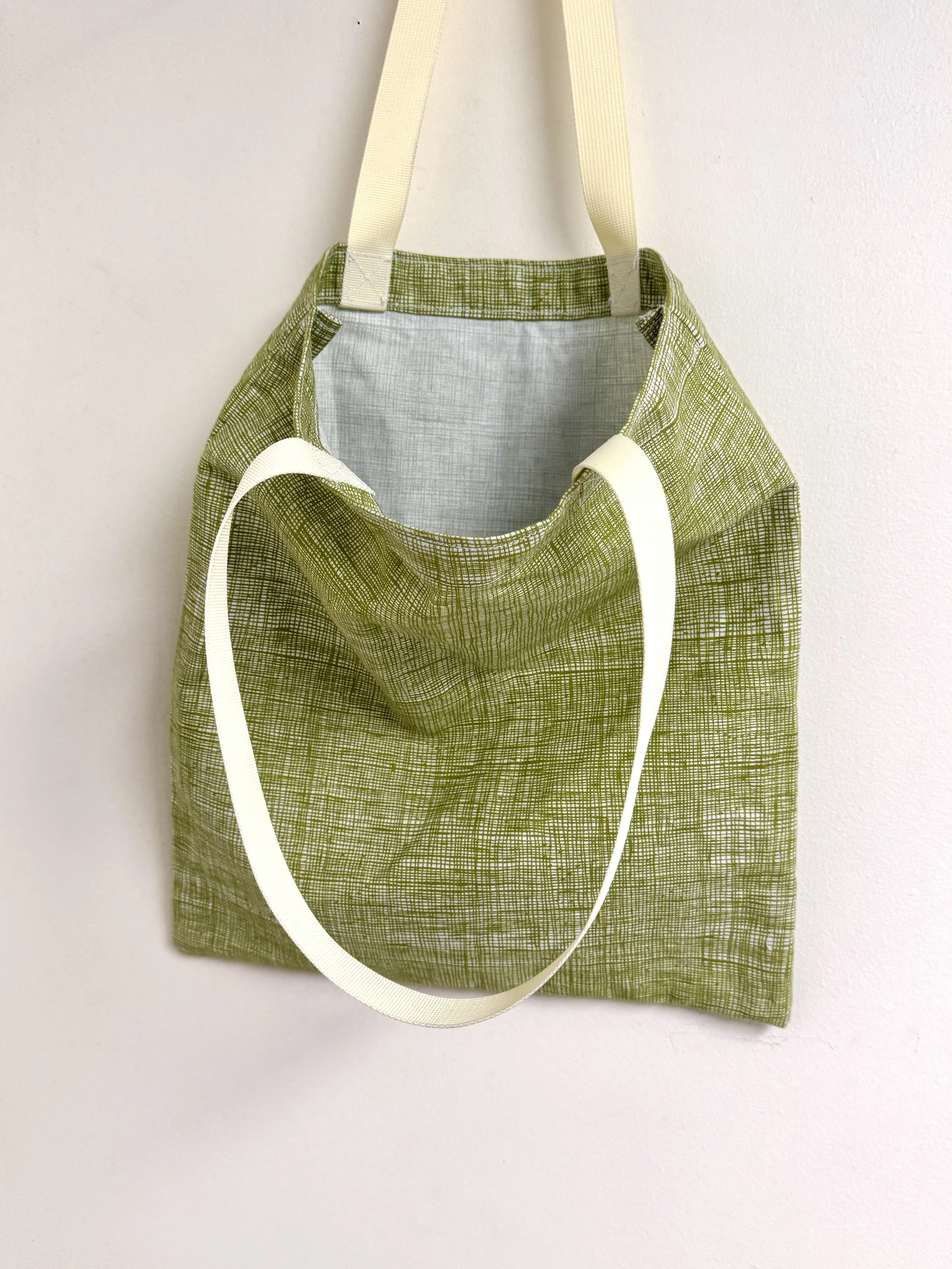 basic tote bag with webbing straps