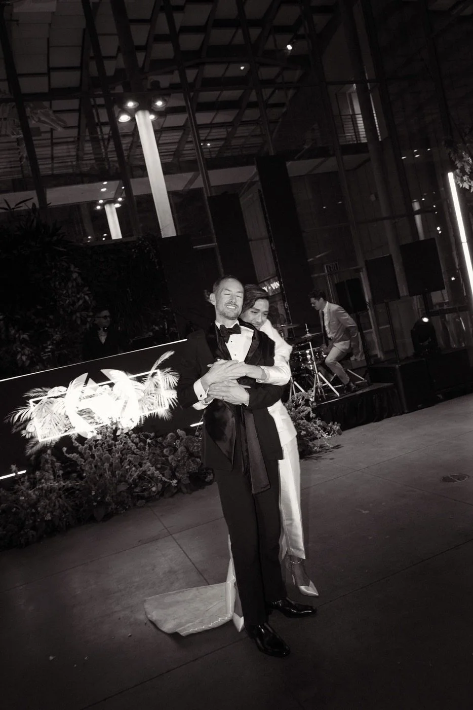 13_party_couple-dancing-bw_web.jpg