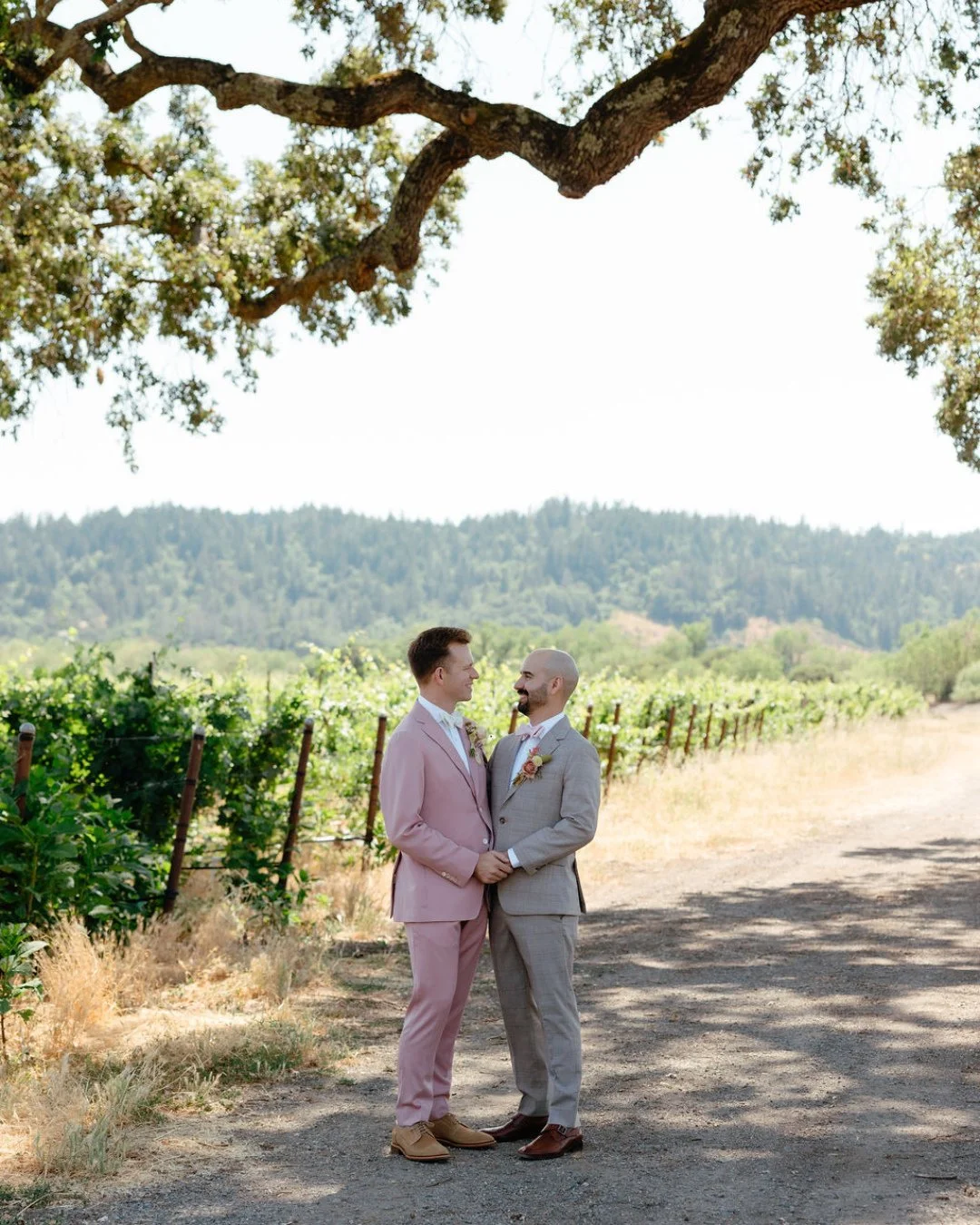 The best designs feel like they belong where they are. For Vince &amp; Enrique&rsquo;s wine country celebration, we wanted every detail to feel connected to the landscape.⁠
⁠
Organic florals with movement. ⁠
Warm candlelight. ⁠
Antique gold accents. 