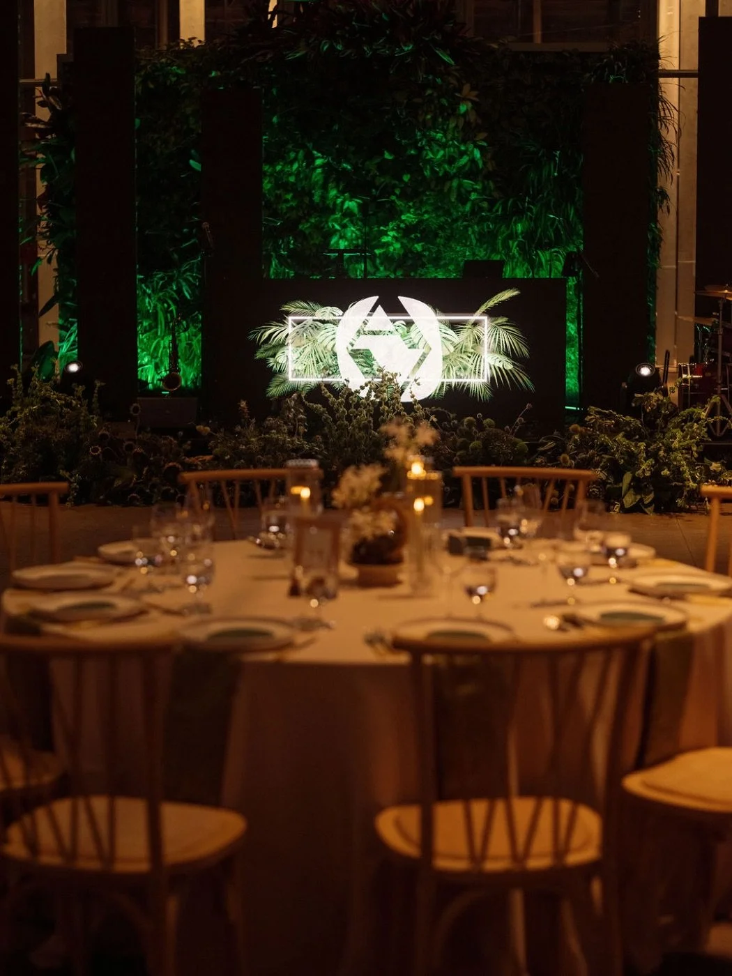 10_reception_dome-table-monogram_web.jpg