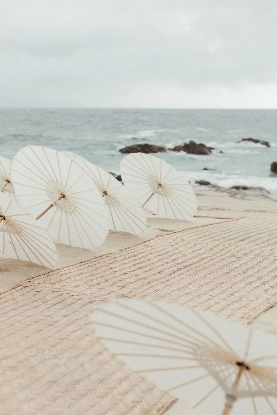 05_ceremony_parasols-beach_web.jpg