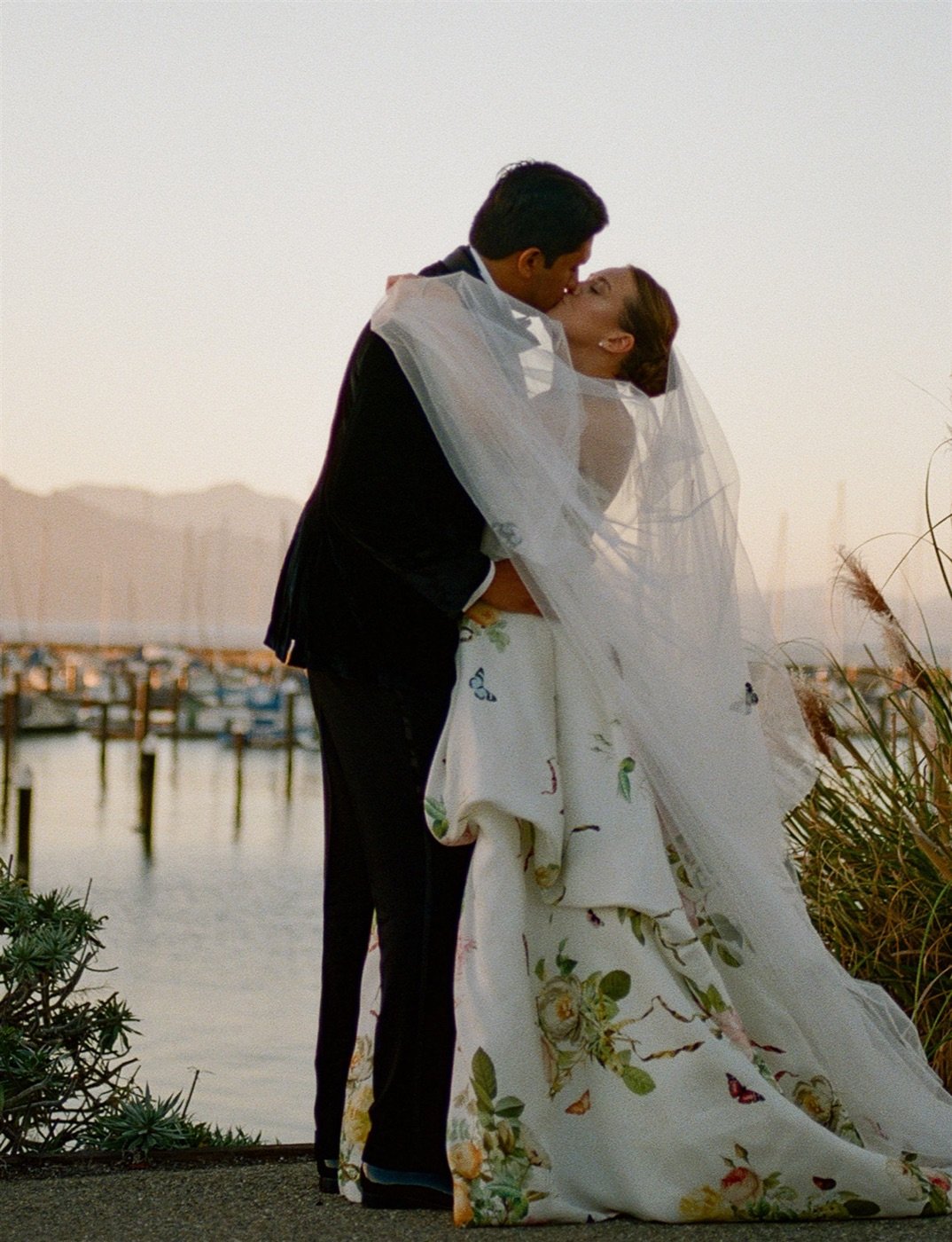 11_closer_sunset-kiss_web.jpg