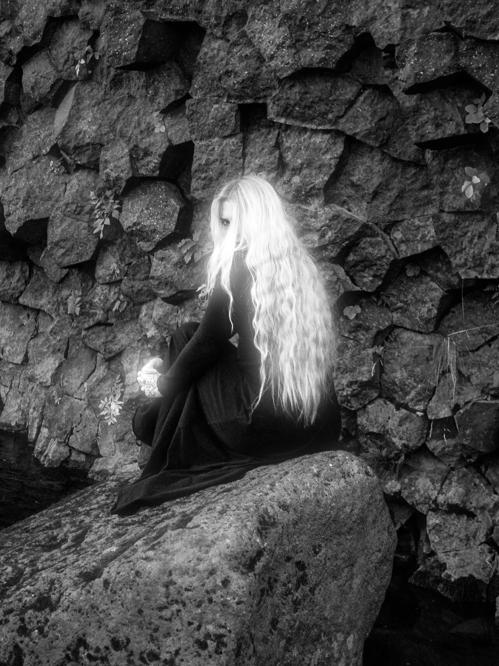 &Aacute;lfadrottning - Elf Queen

The hidden folk are all around us.
If only you know how to find them.

@thursarn being mystical in her natural environment 🔮