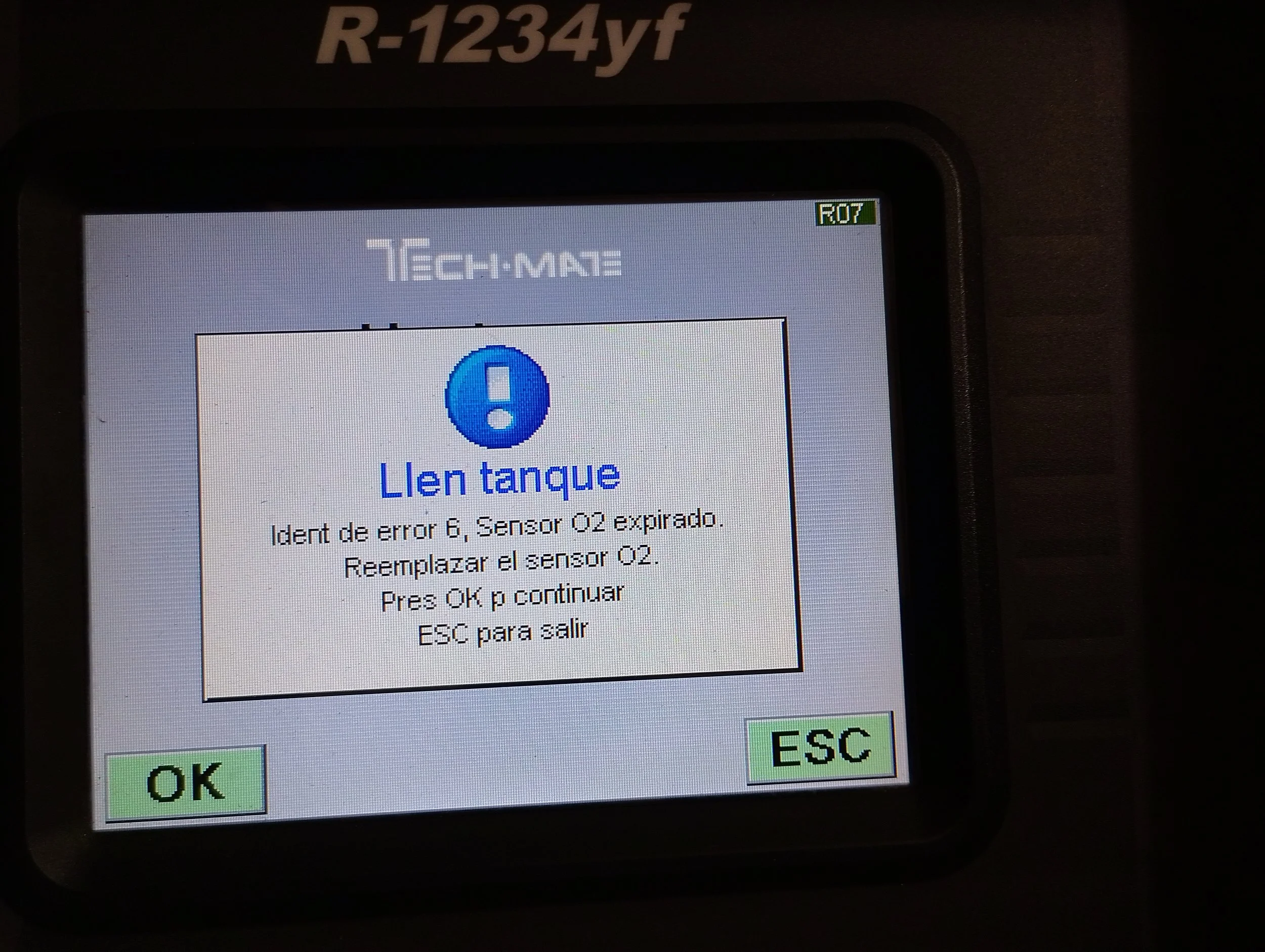 Pantalla de una máquina que muestra un mensaje de error: 'Llen tungue'.