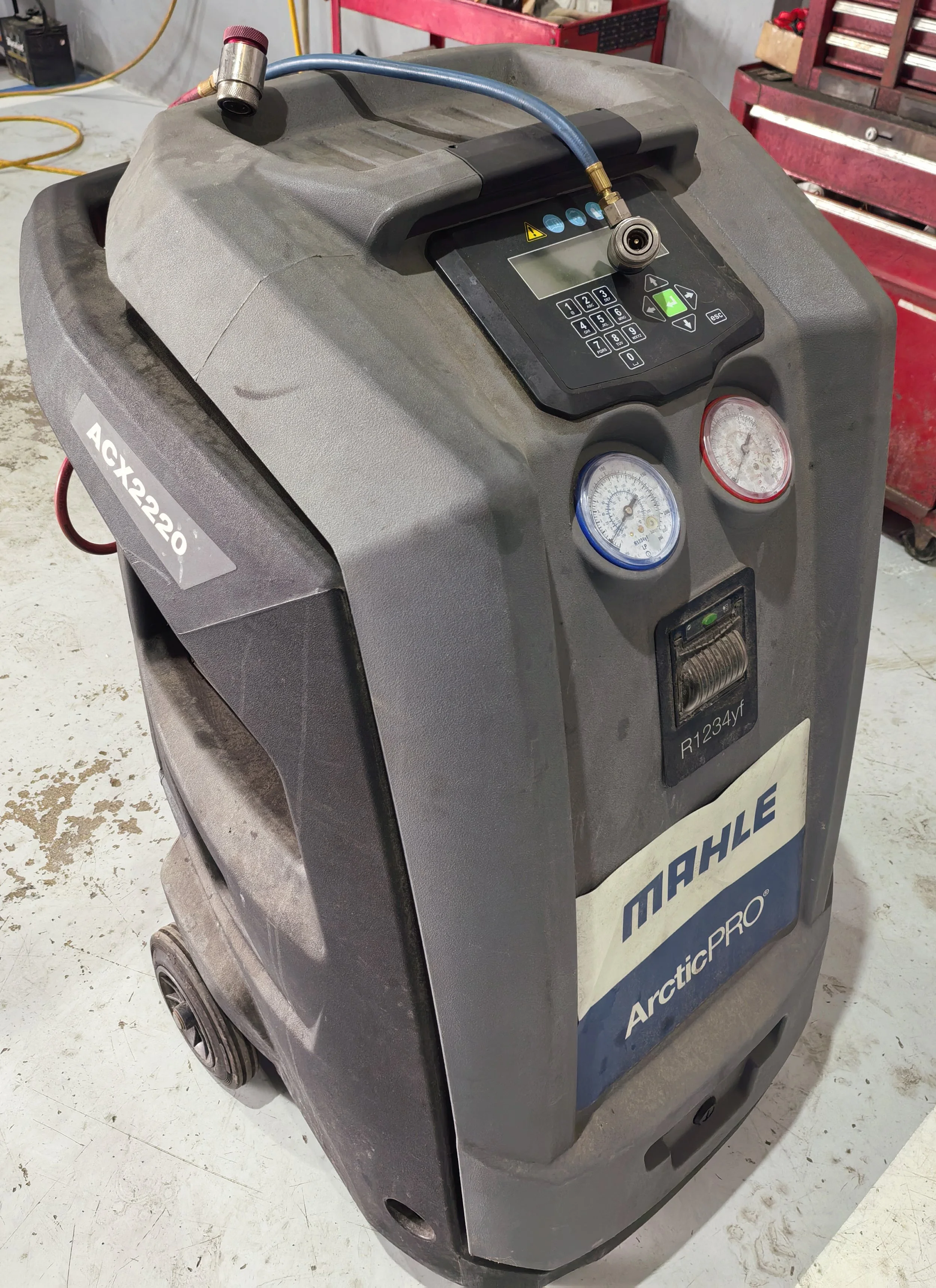 Aparato de limpieza de aire marca ArcticPRO con manómetro y panel digital en un taller