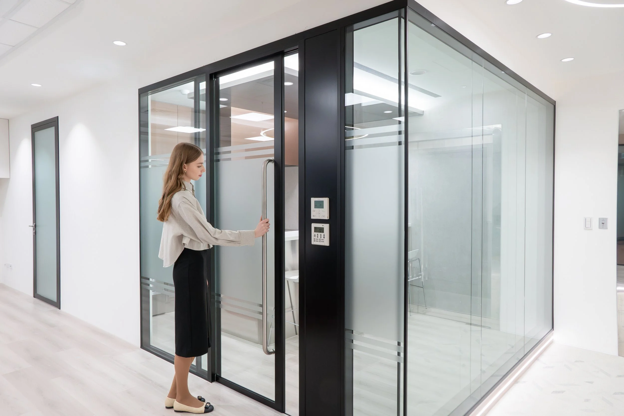 Elite Aero | Pocket Sliding Doors (Only with Revolution 100 partitions)