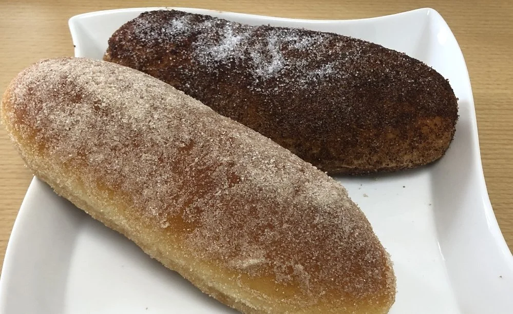 きな粉をまぶしたコッペパンとココアをまぶしたコッペパン「あげぱん（きなこ・ココア）」