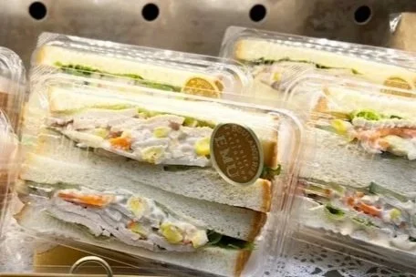 ごぼうや人参、コーンなどの細切りのマヨネーズサラダを挟んだ「10品目の根菜サラダサンド」