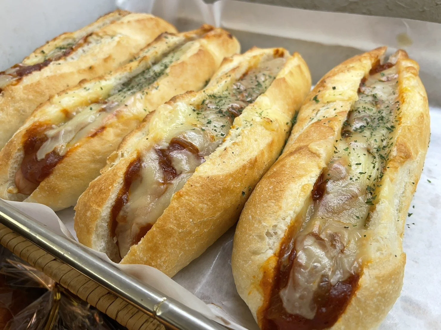 店内に陳列された「チリチーズフランス」