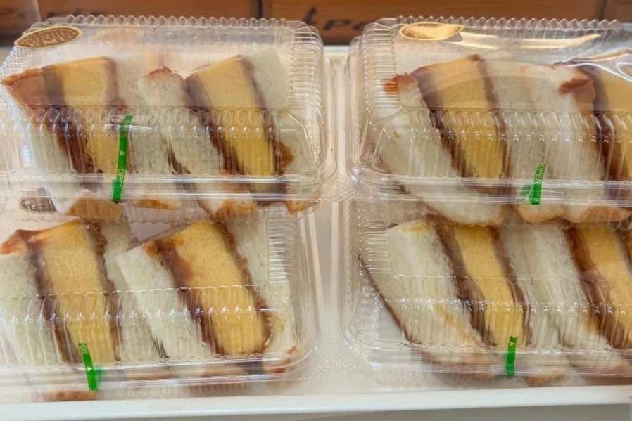 2cmほどの厚みがある揚げた玉子焼きが挟まったサンドイッチが透明パックに2個入った「厚焼きたまごのカツサンド」