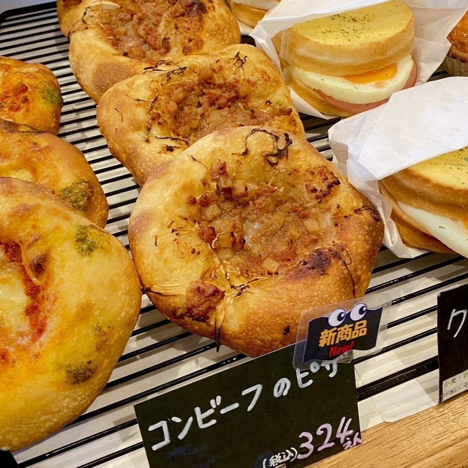 【南与野店】夏祭りを思わせる香ばしさ「コンビーフのピザ」新発売