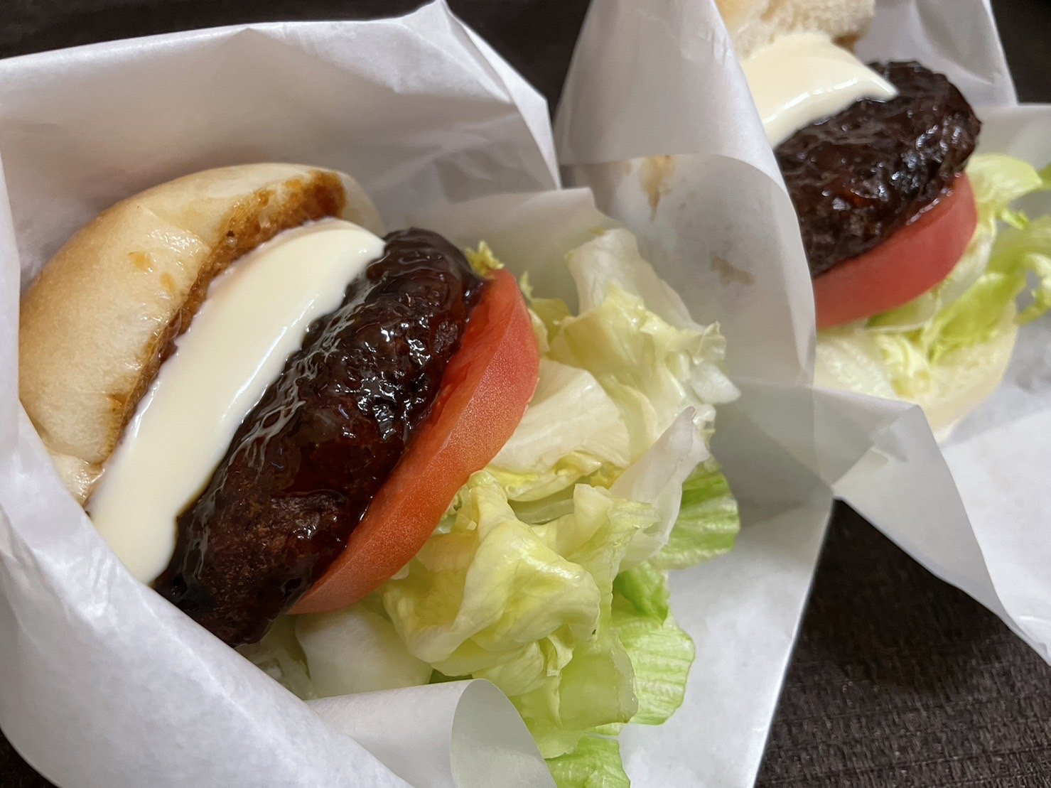 レモンマヨネーズソースがかかったハンバーグとレタス、トマトが入った「レモドレバーガー」