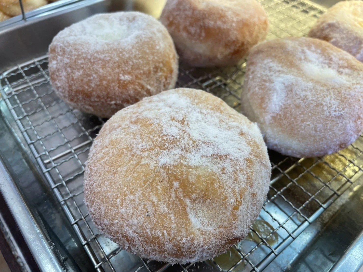 白い粉砂糖をまぶした、揚げたての「アンドーナツ」