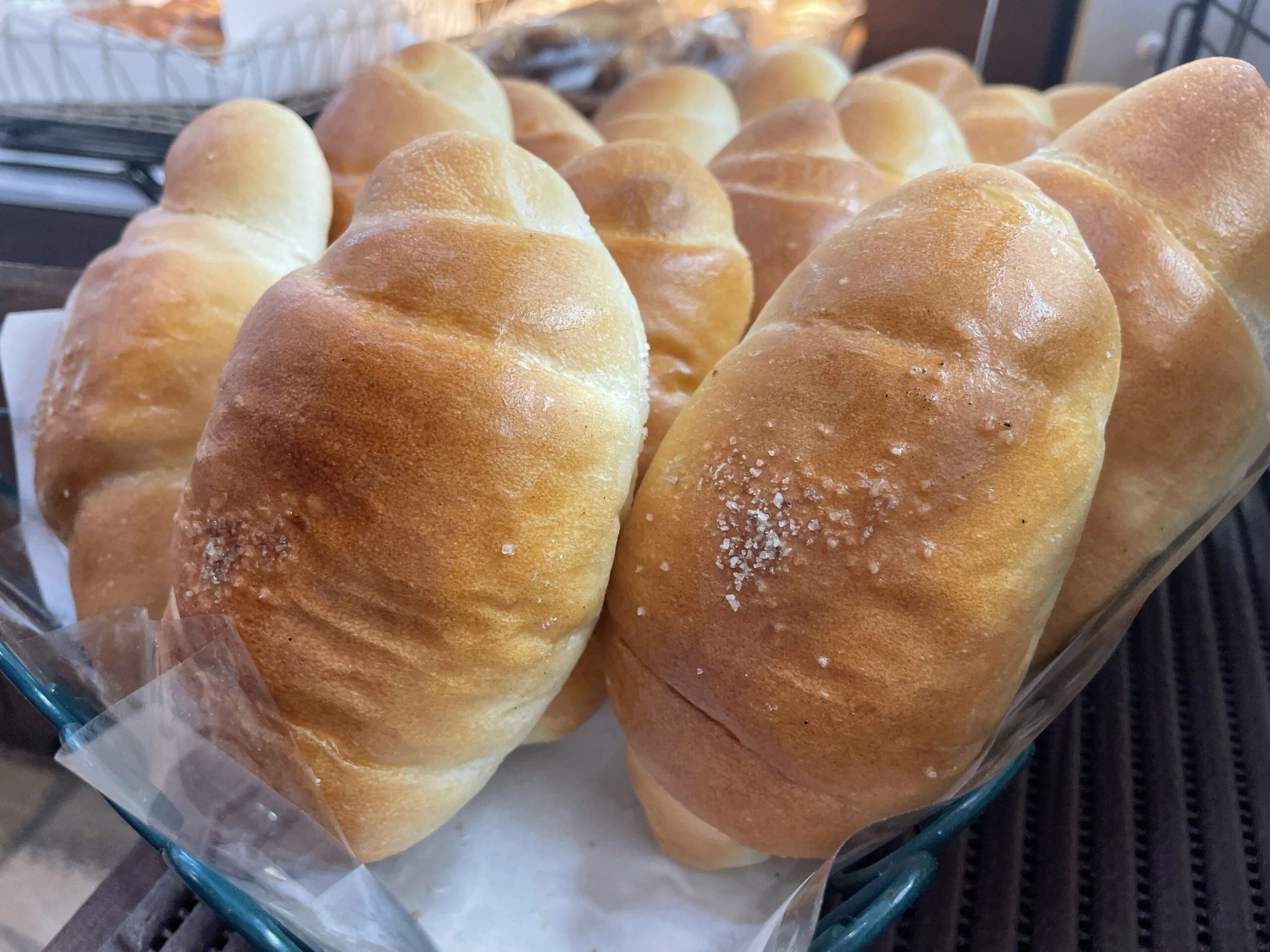 店頭に陳列された「塩バターロール」