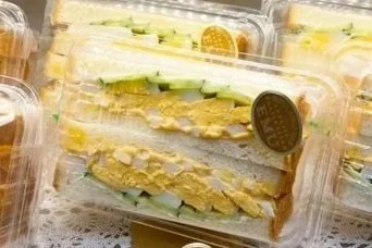 スライス状のゆで卵ときゅうりが挟まった「ダブルたまごサンド」