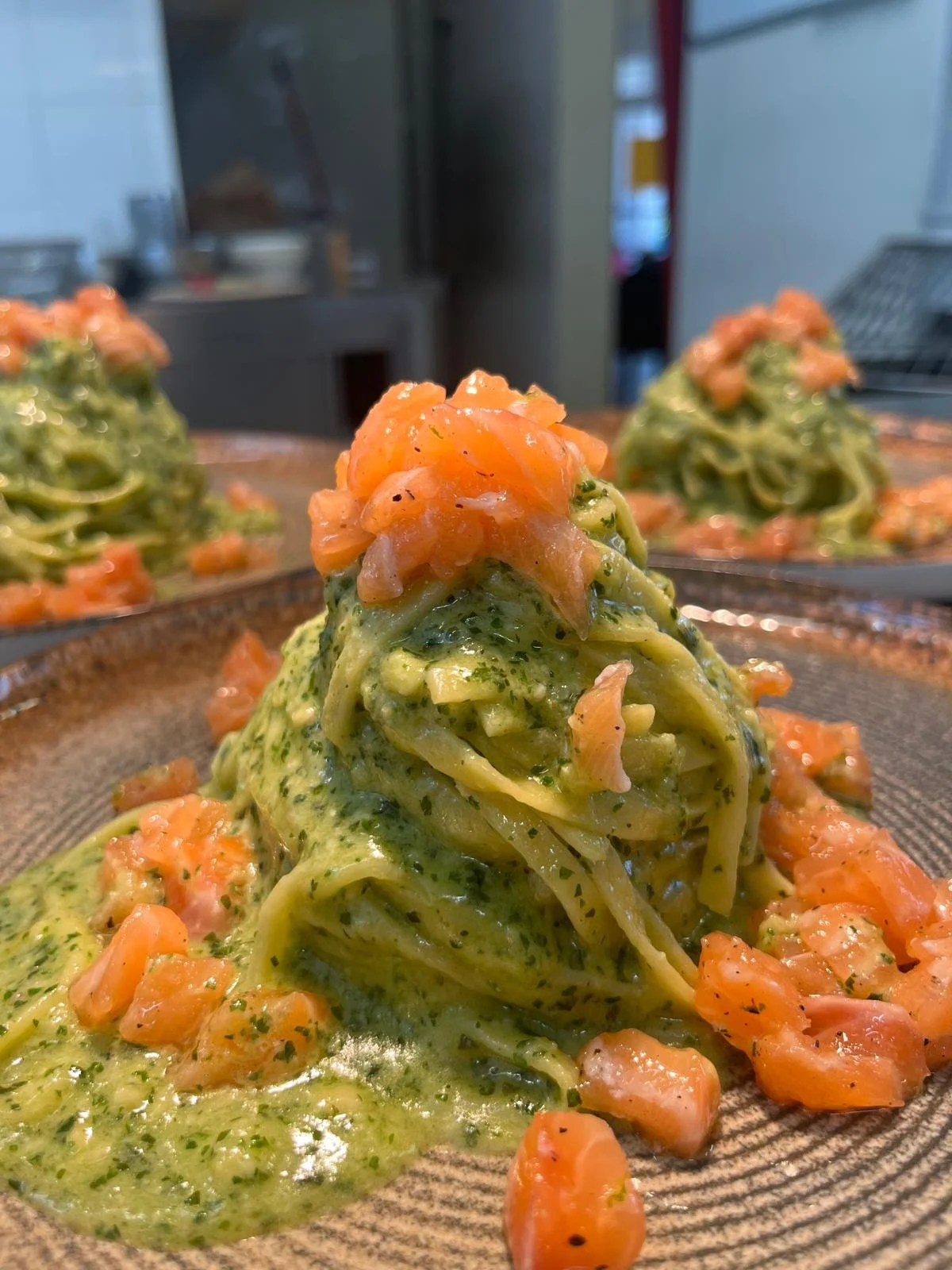 Pasta con panna verde, salmone e pepe nero
